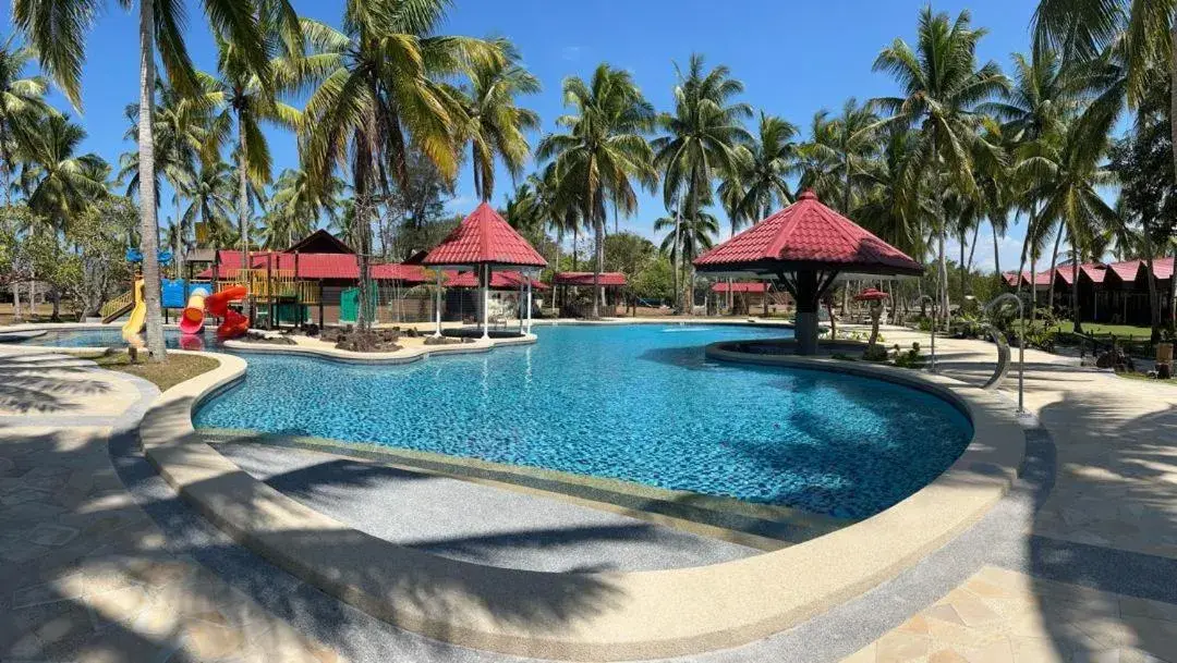 Swimming pool in Borneo Beach & Mangrove Resort Swimming pool in Borneo Beach & Mangrove Resort