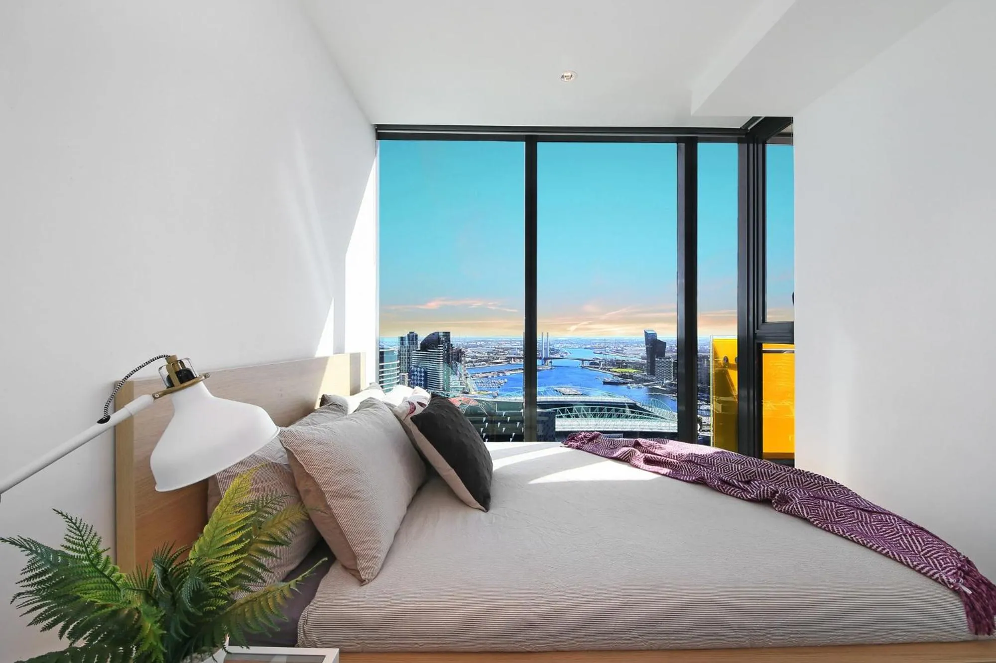 Stylish CBD Apartment with Stunning Harbour Views