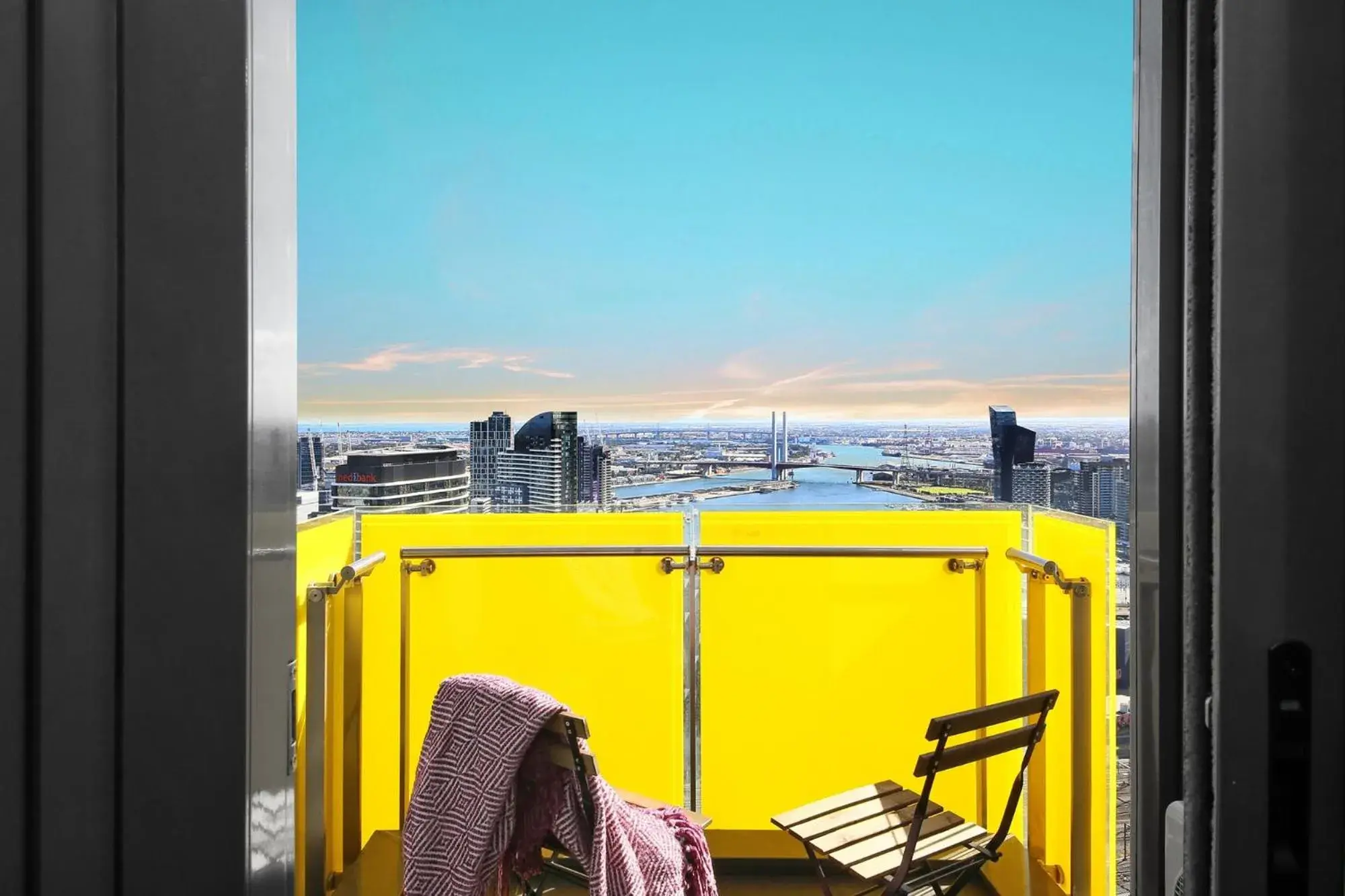 Stylish CBD Apartment with Stunning Harbour Views Stylish CBD Apartment with Stunning Harbour Views