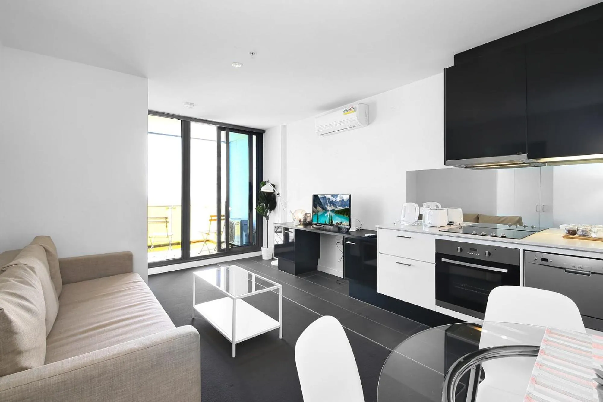 Stylish CBD Apartment with Stunning Harbour Views