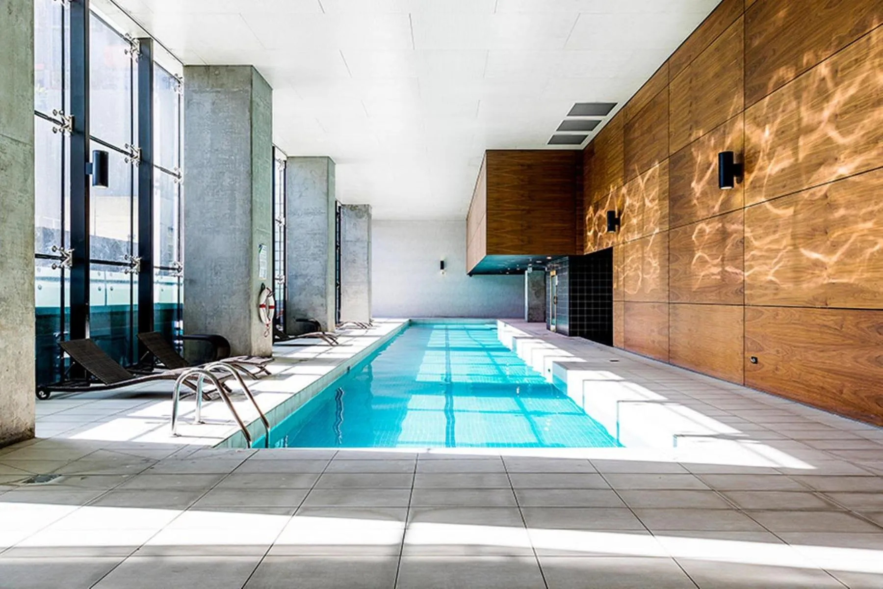 Stylish CBD Apartment with Stunning Harbour Views