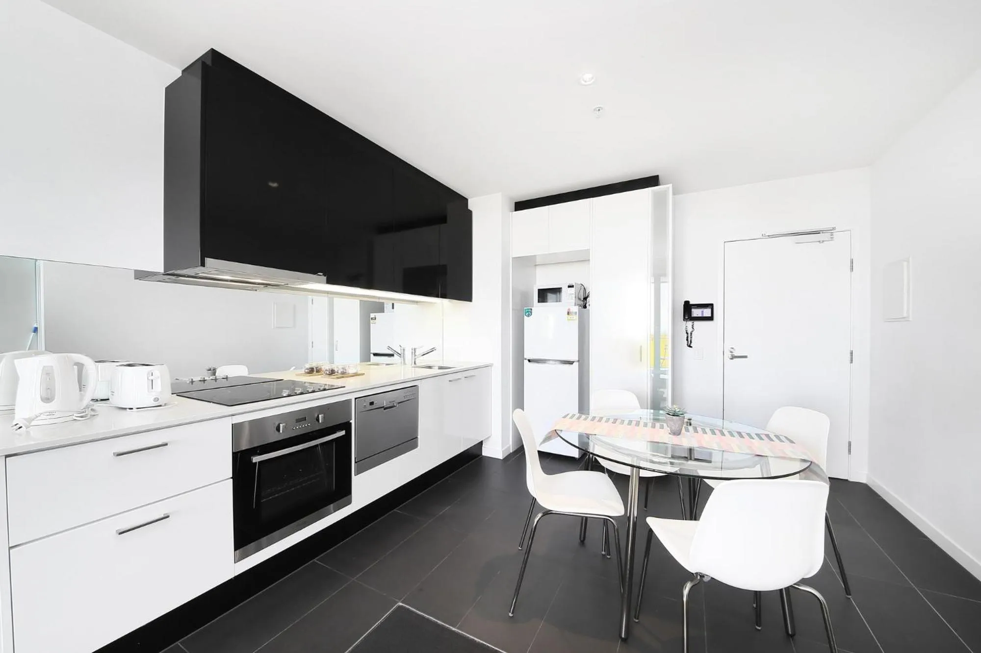 Stylish CBD Apartment with Stunning Harbour Views