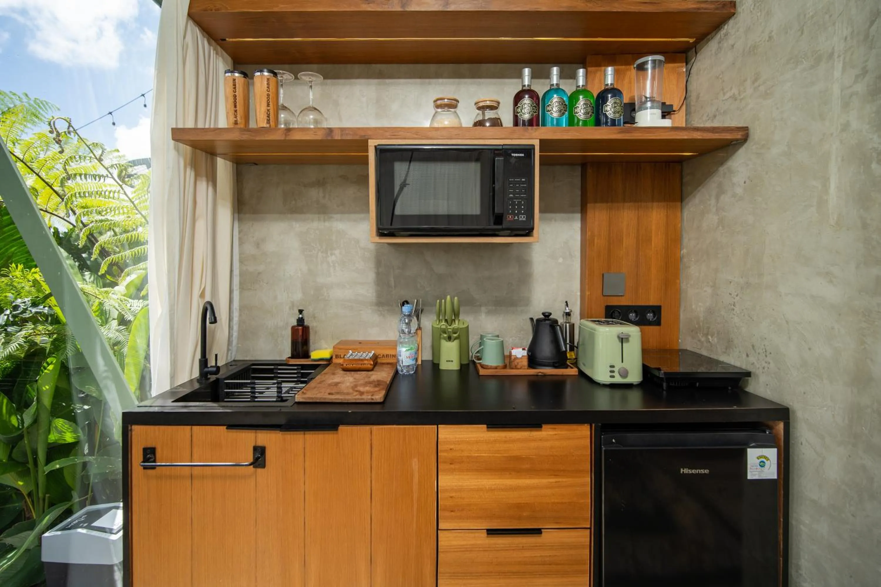 Coffee/tea facilities in Black Wood Cabin