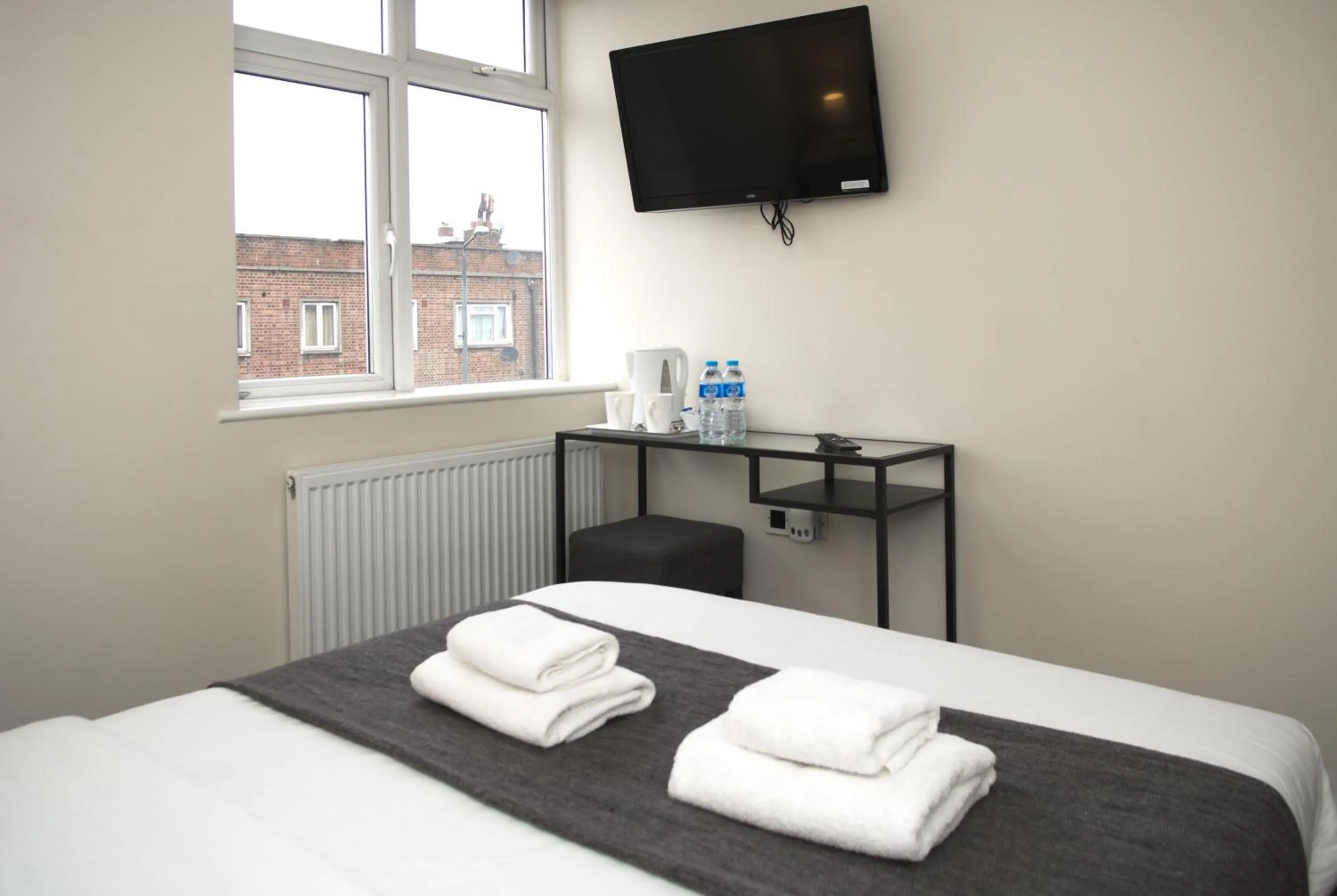 Photo of the whole room, Bed in Guest House London