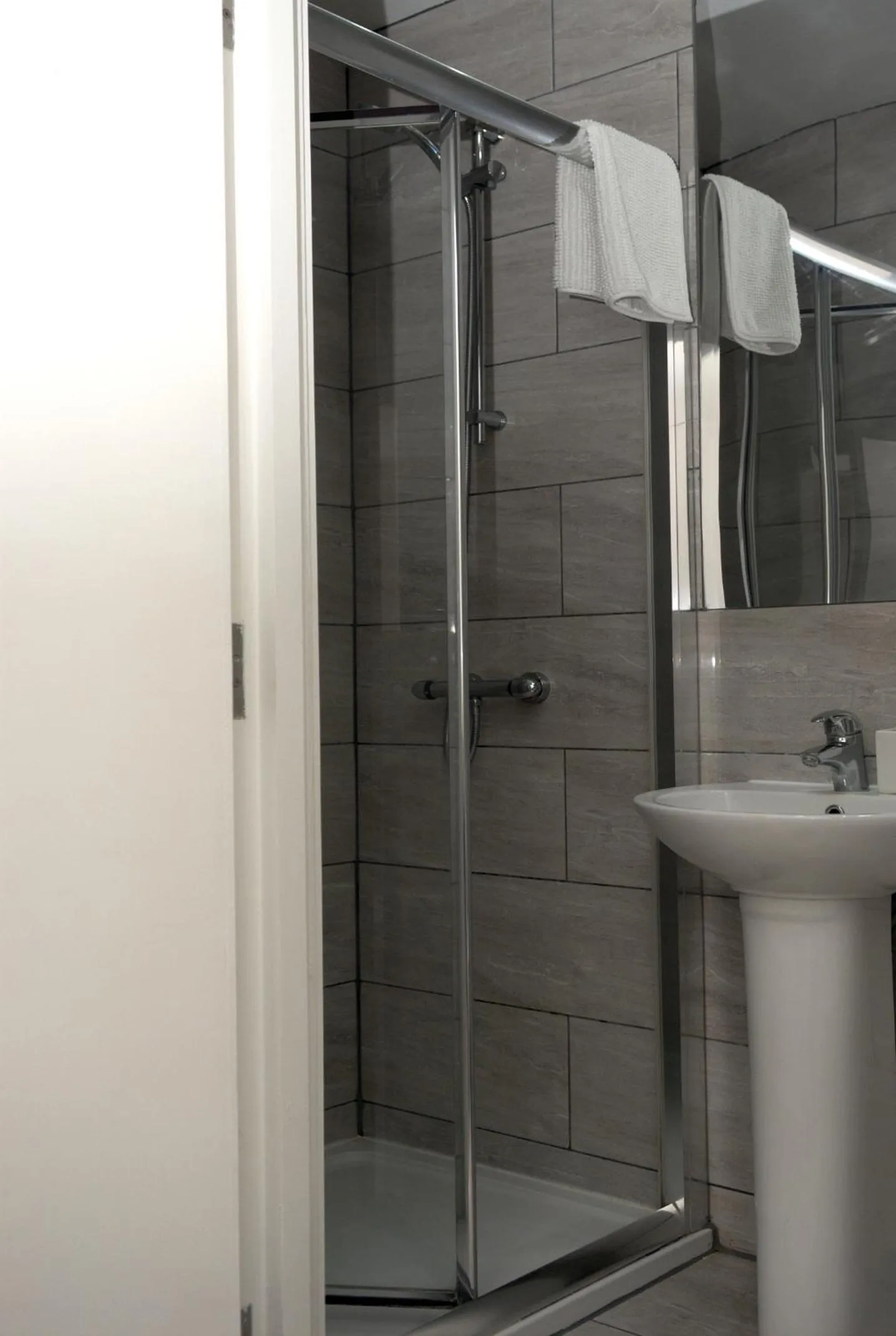 Bathroom in Guest House London