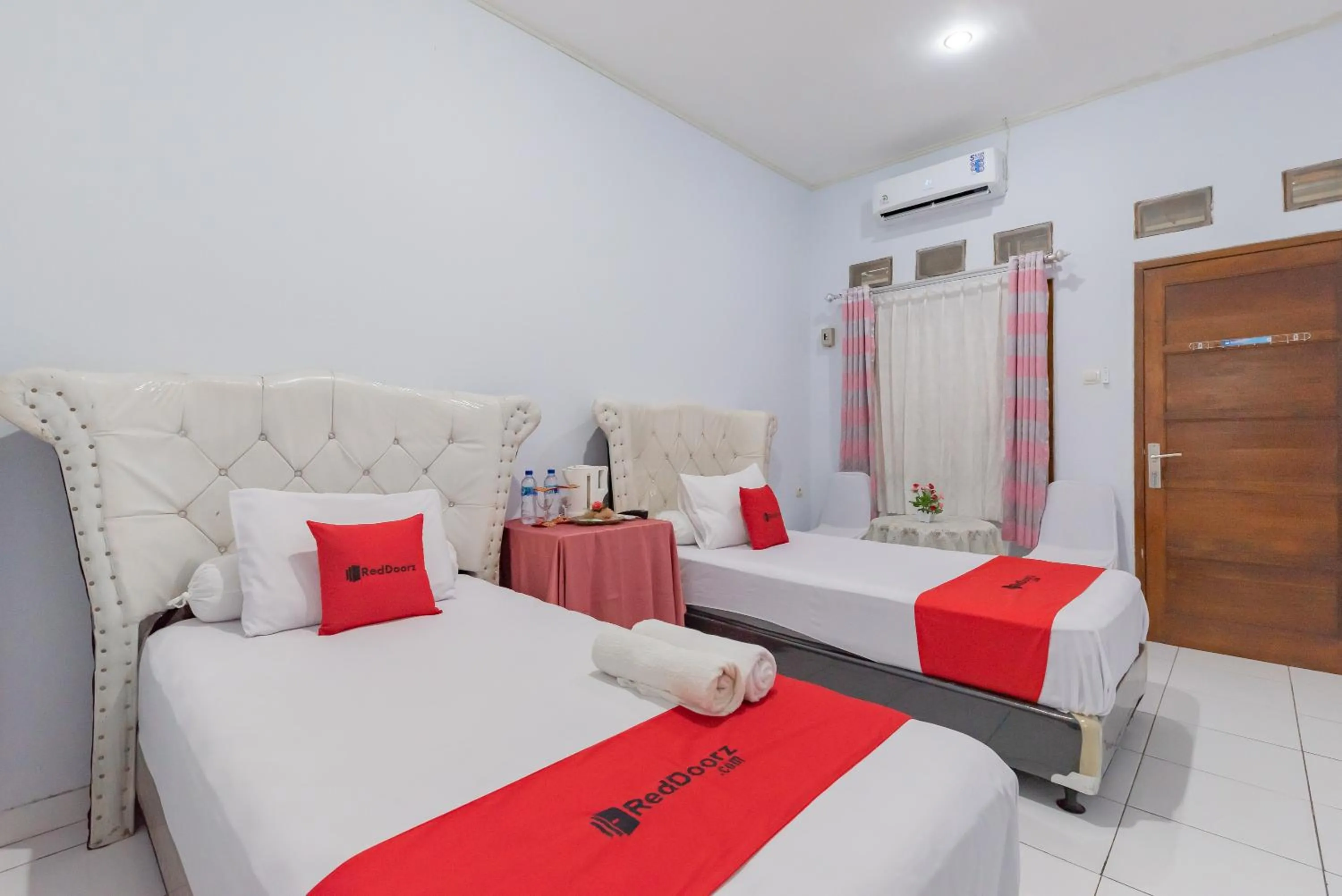 Deluxe Twin Room in RedDoorz Syariah near Alun Alun Sumedang