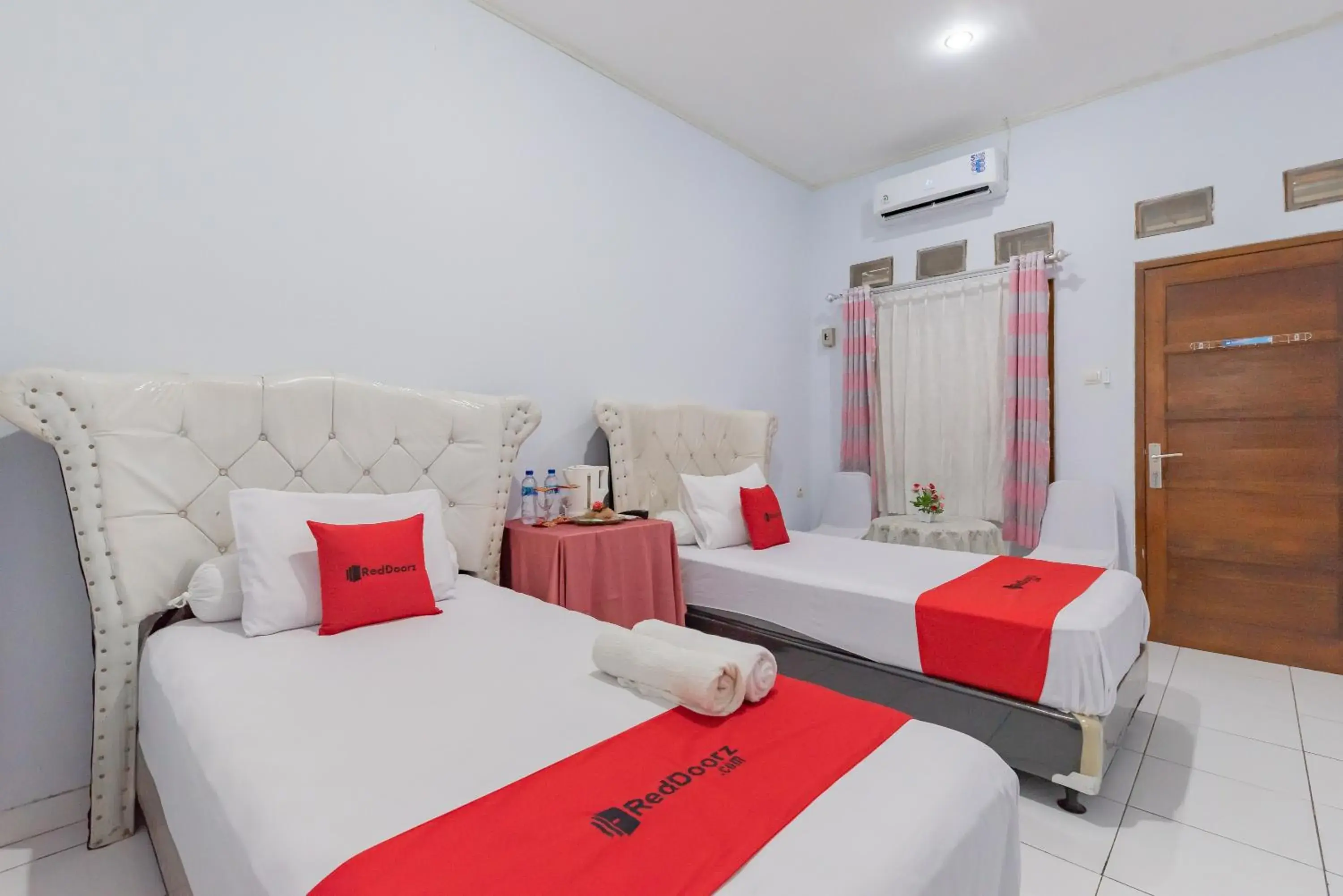Deluxe Twin Room in RedDoorz Syariah near Alun Alun Sumedang Deluxe Twin Room in RedDoorz Syariah near Alun Alun Sumedang