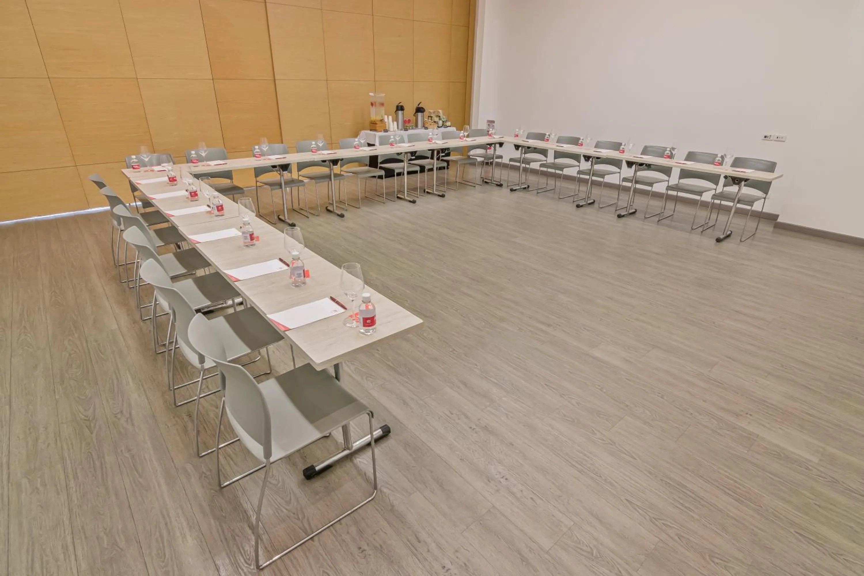 Meeting/conference room in GHL Style Yopal