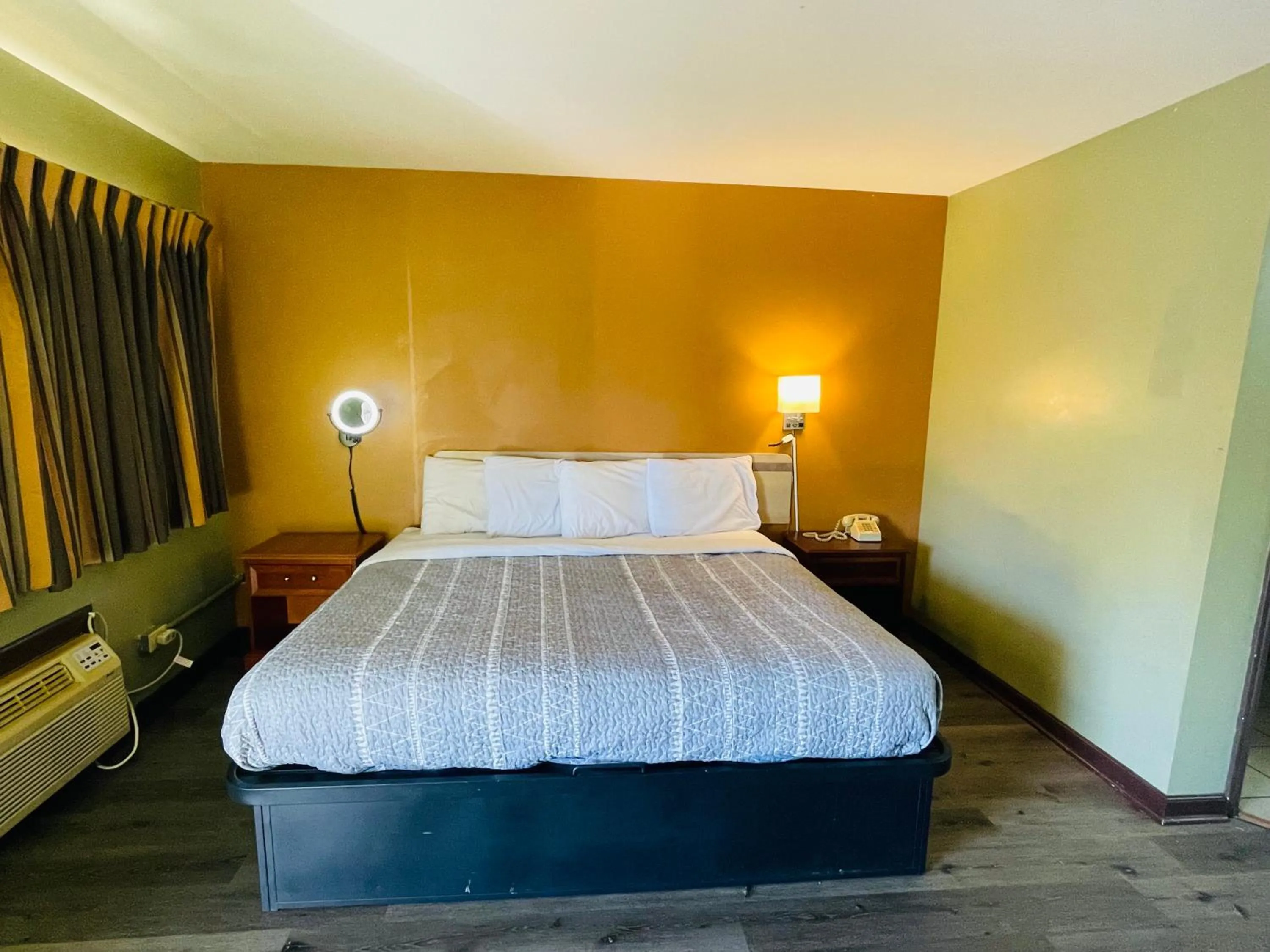 Bedroom, Bed in Budget Inn Pulaski