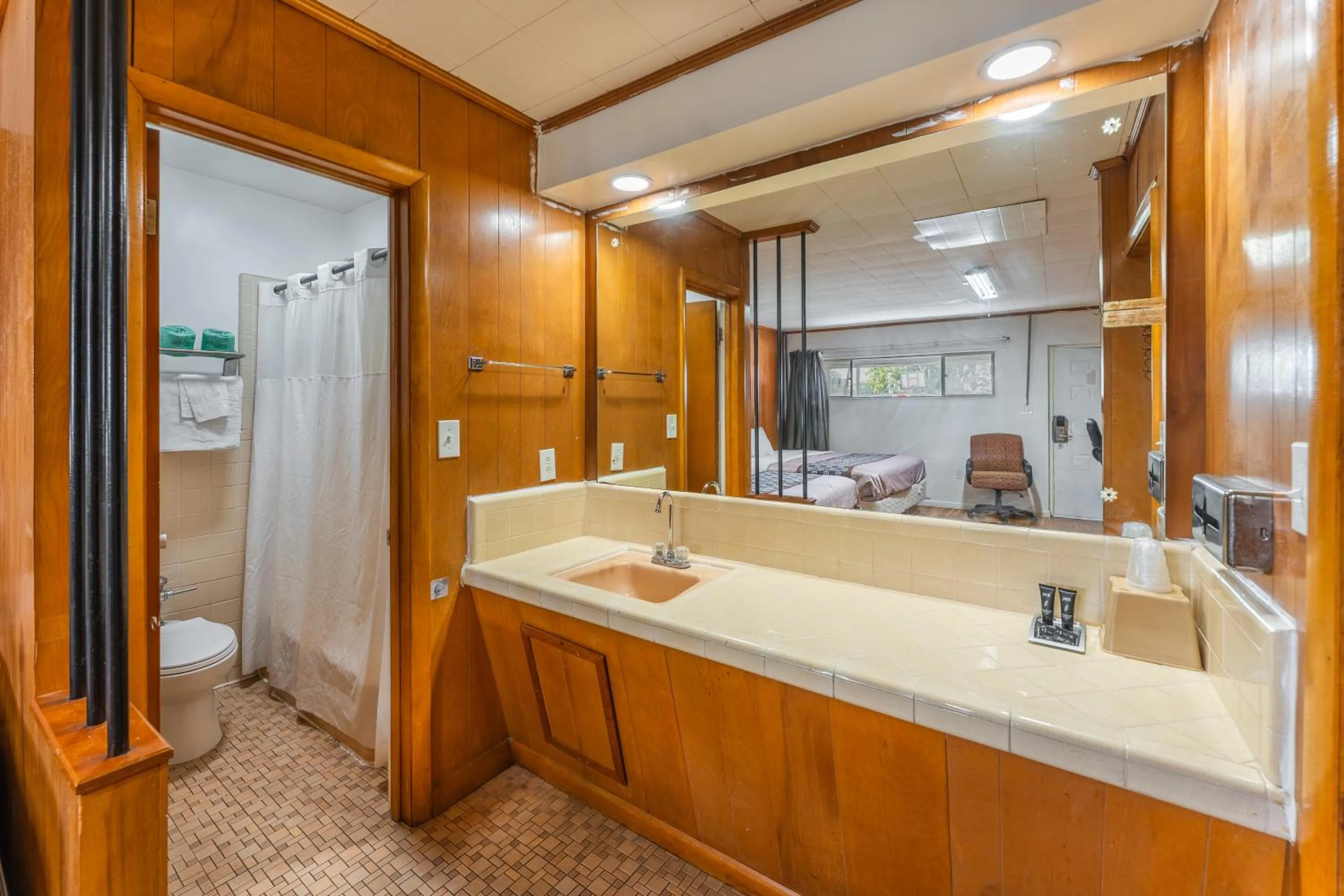 Bathroom in Budget Inn Pulaski