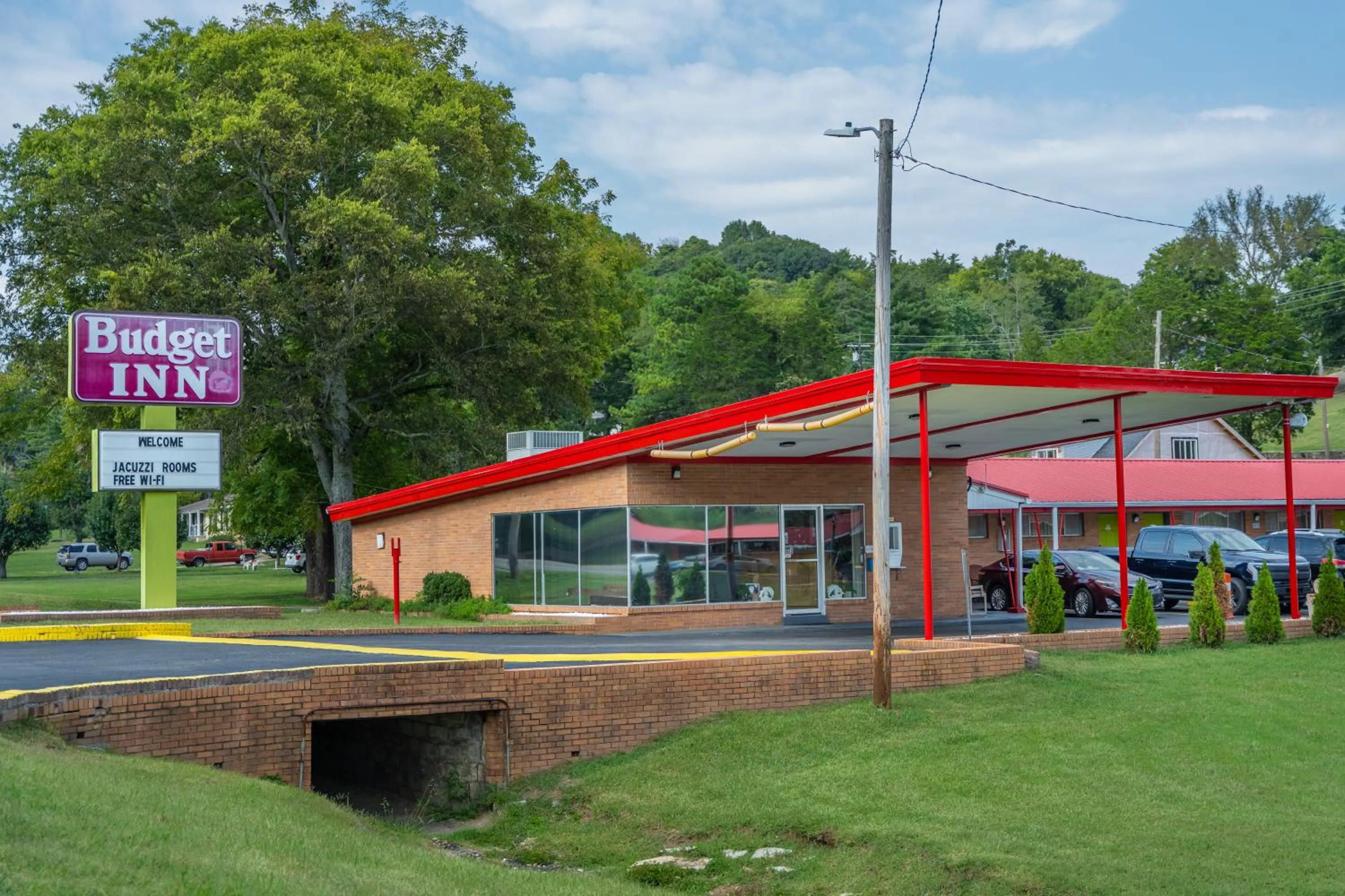 Property building in Budget Inn Pulaski