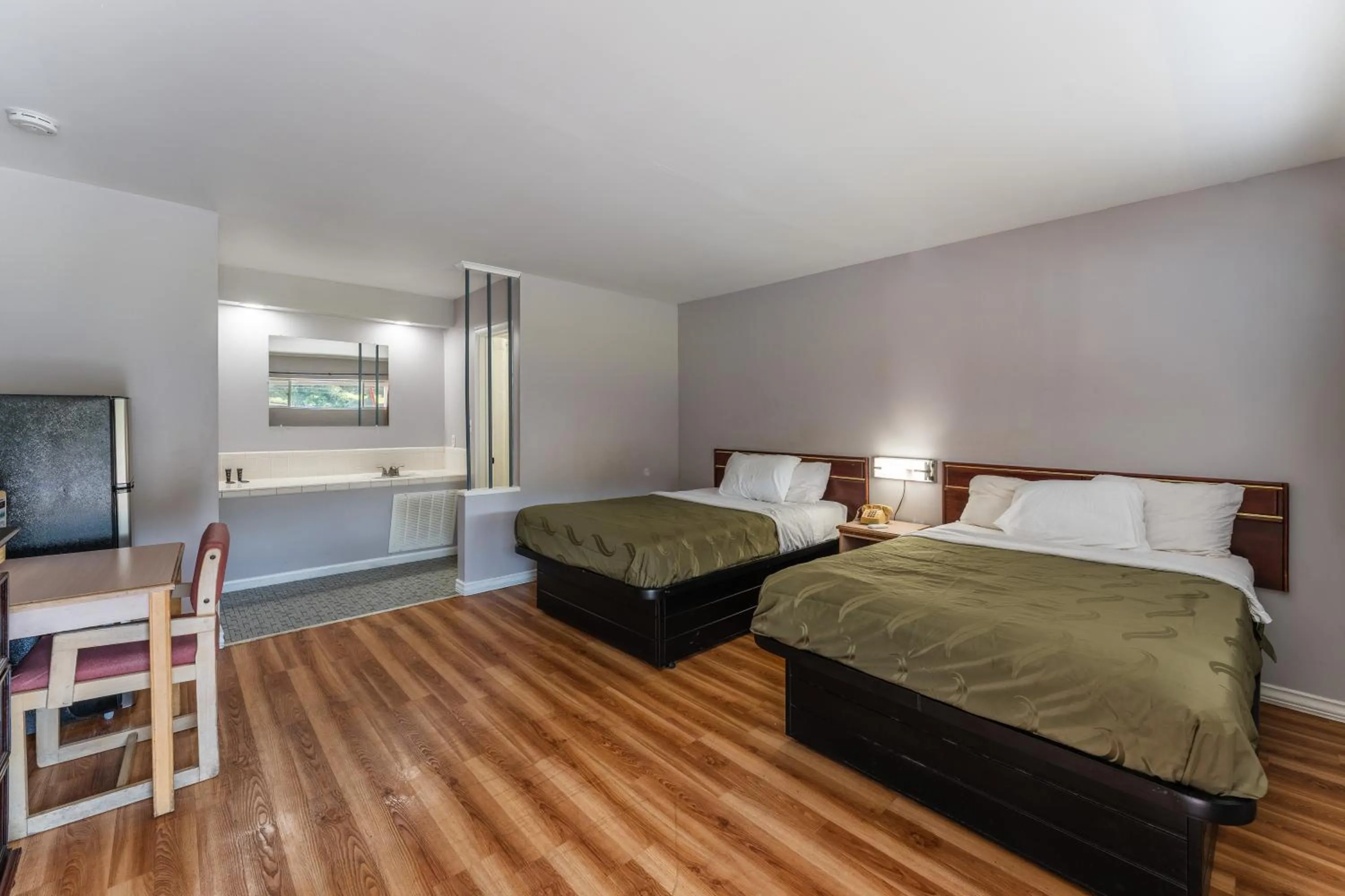 Bed in Budget Inn Pulaski