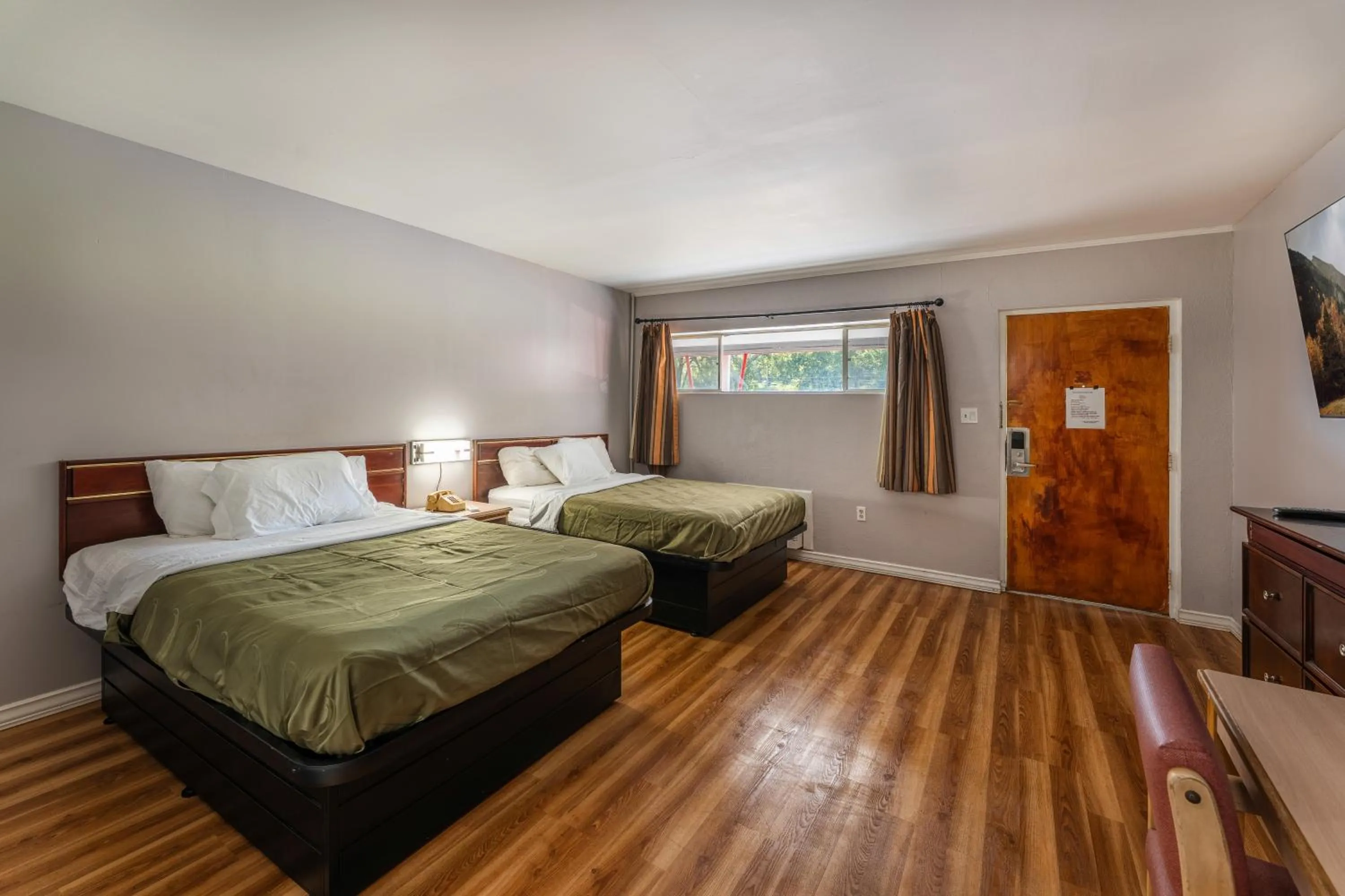 Bed in Budget Inn Pulaski