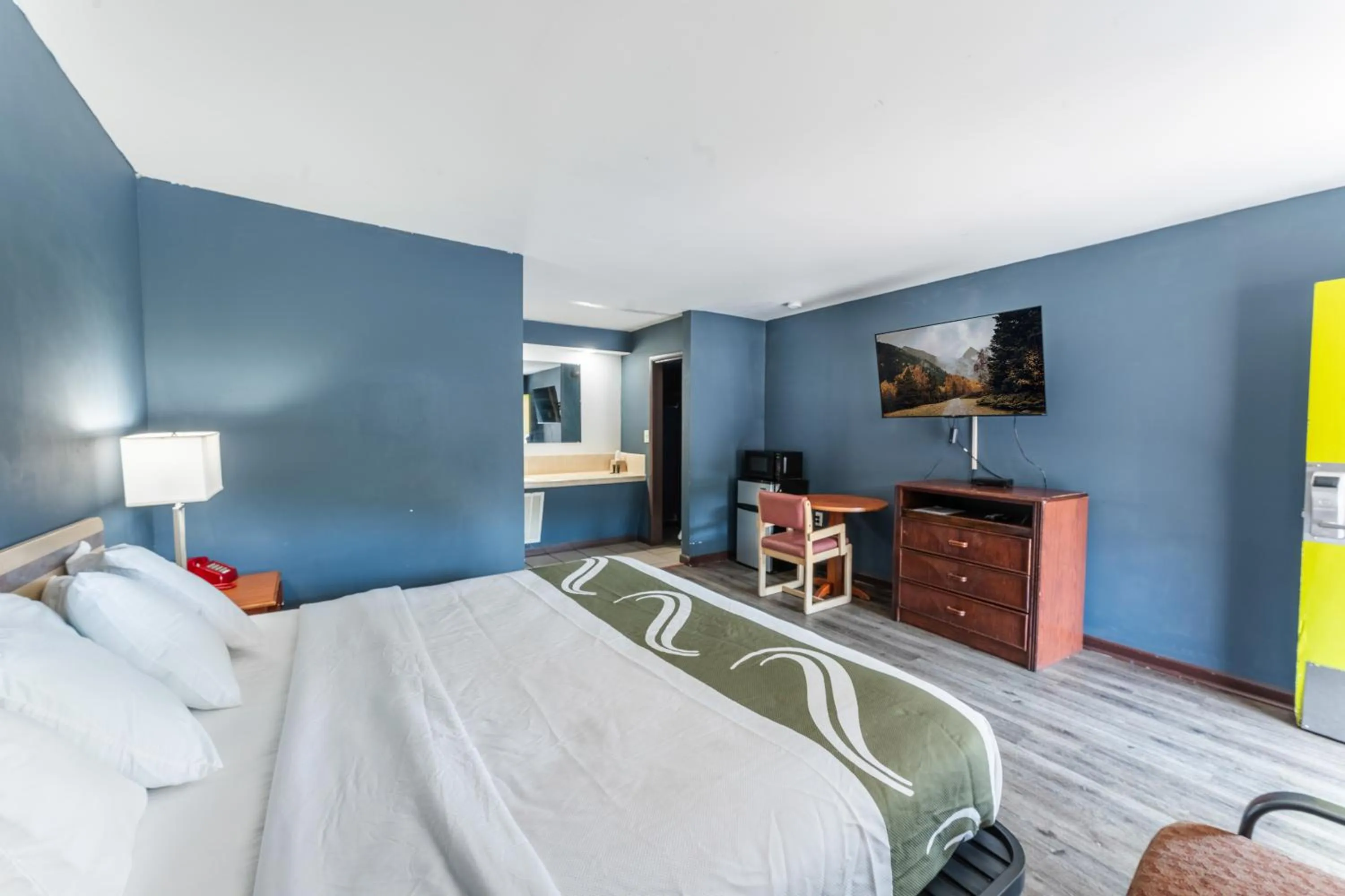 Bed in Budget Inn Pulaski