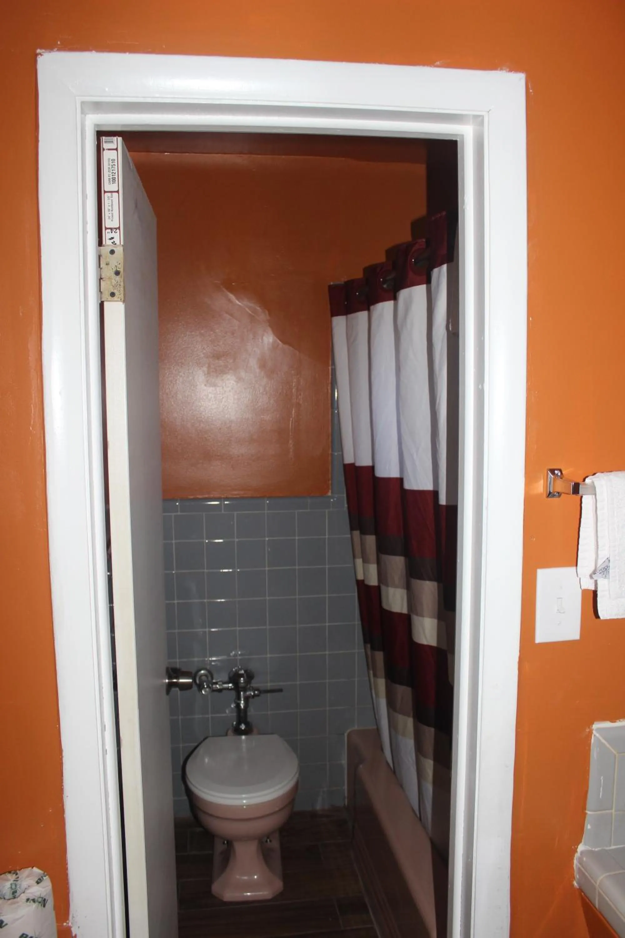 Toilet in Budget Inn Pulaski