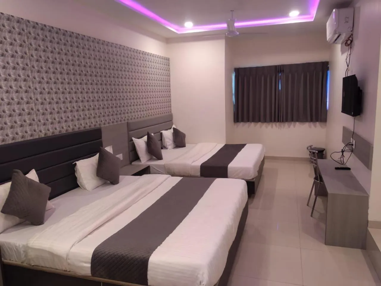 Property building, Bed in Hotel Selfie Inn