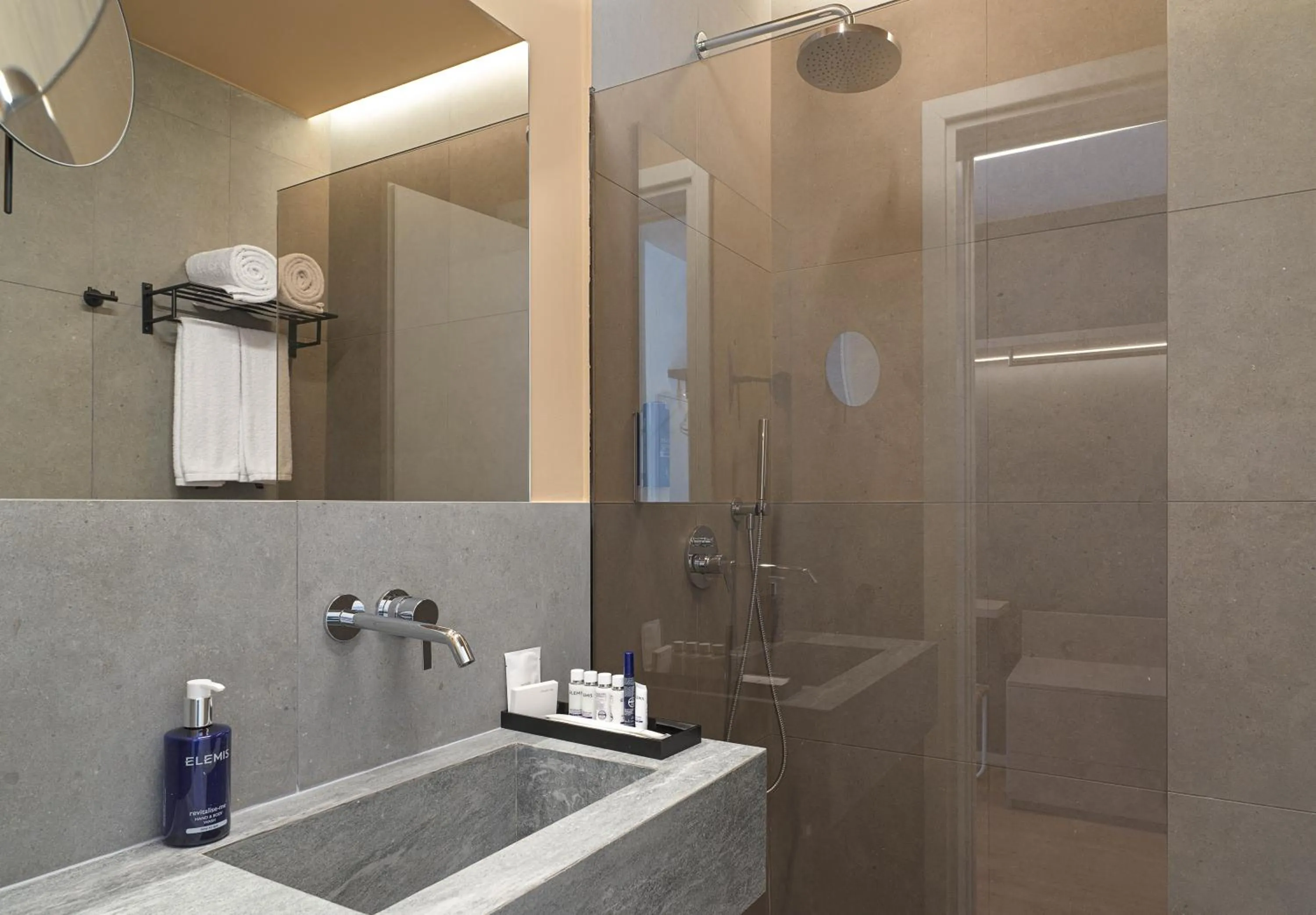 Shower in Alinea Market Agora Square