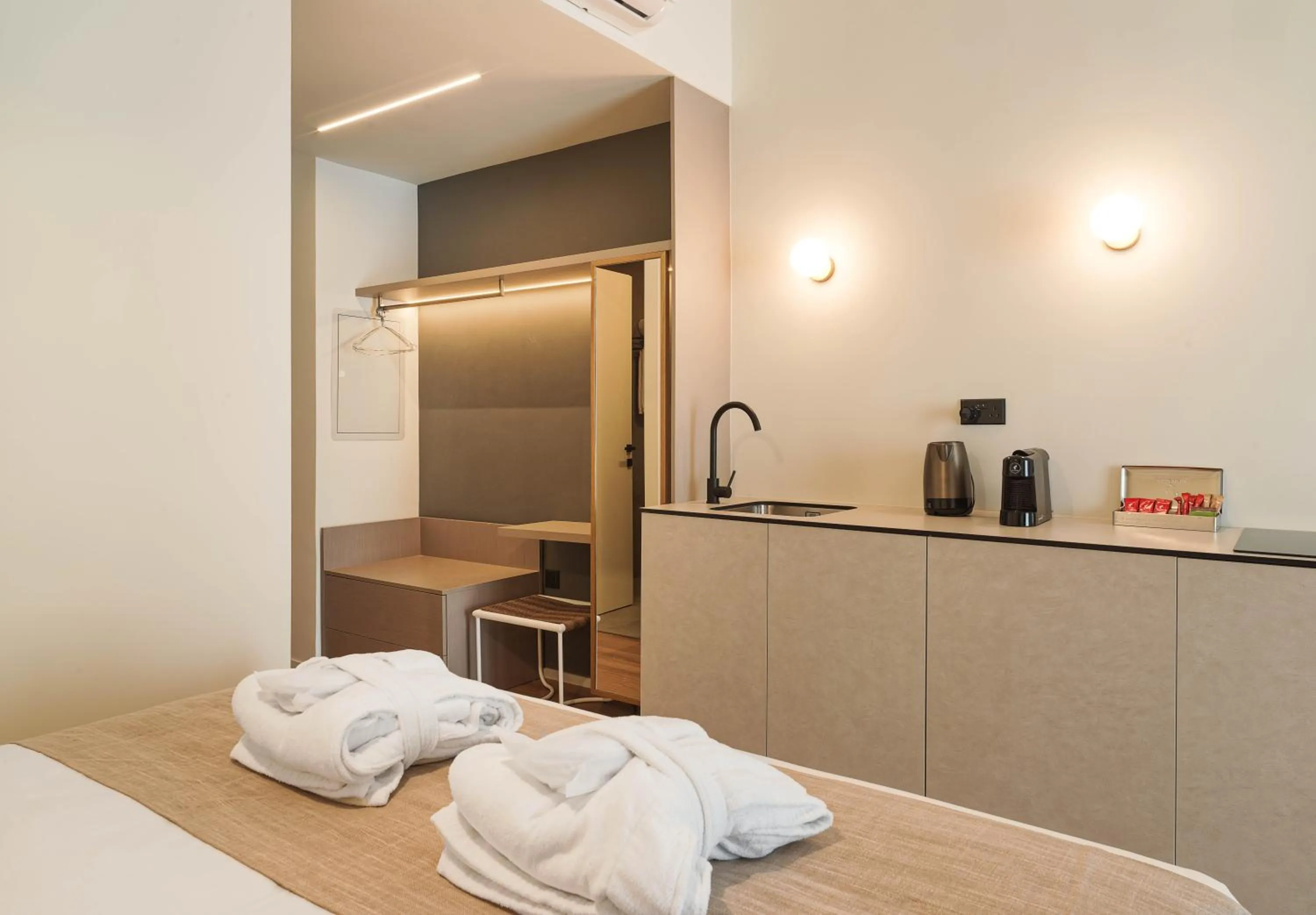 Coffee/tea facilities, Bed in Alinea Market Agora Square