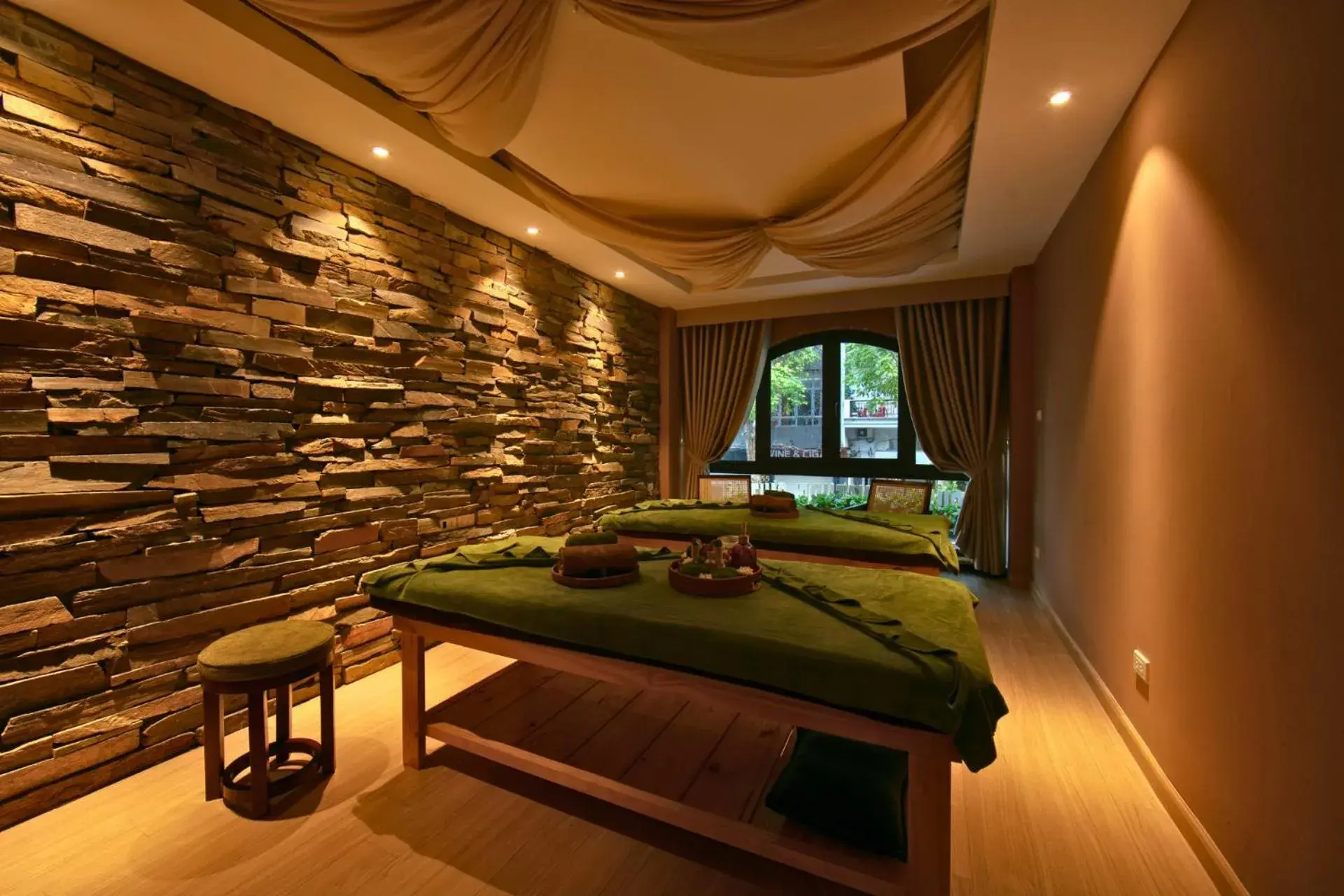 Massage, Bed in Brilliant Nature Suites & Spa Massage, Bed in Brilliant Nature Suites & Spa