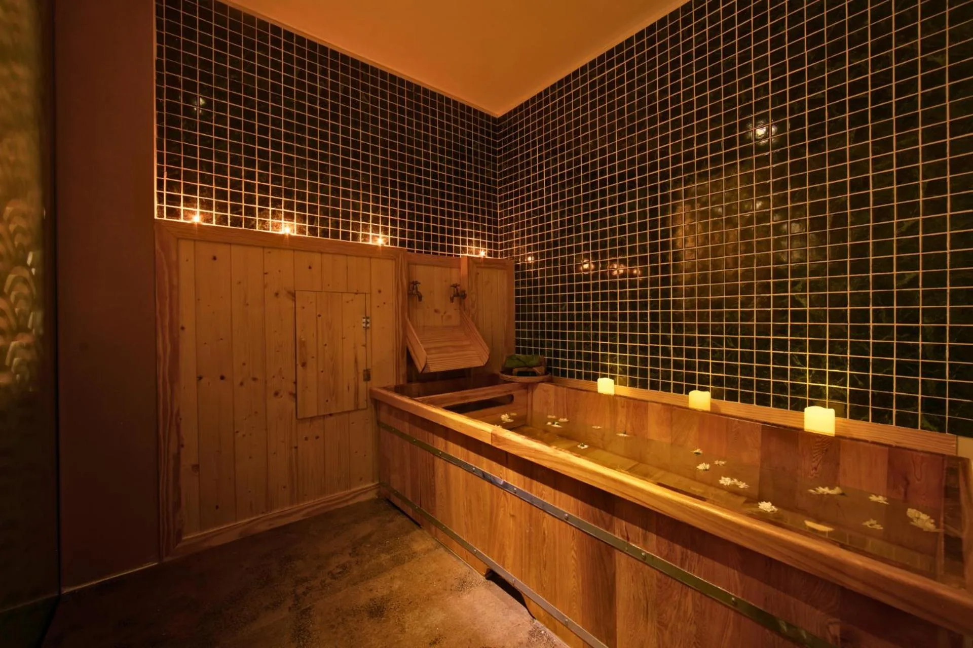 Hot Tub in Brilliant Nature Suites & Spa