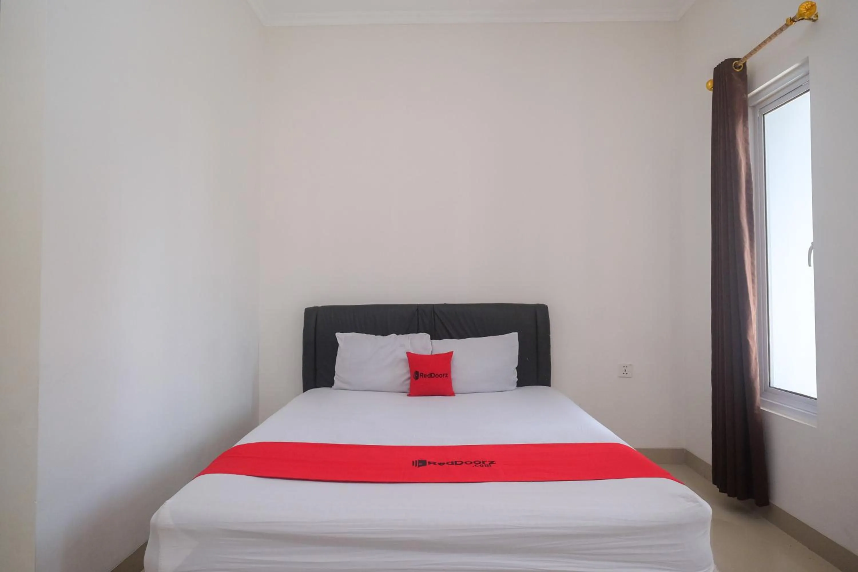 Bedroom, Bed in RedDoorz near Stasiun Solo Balapan 3