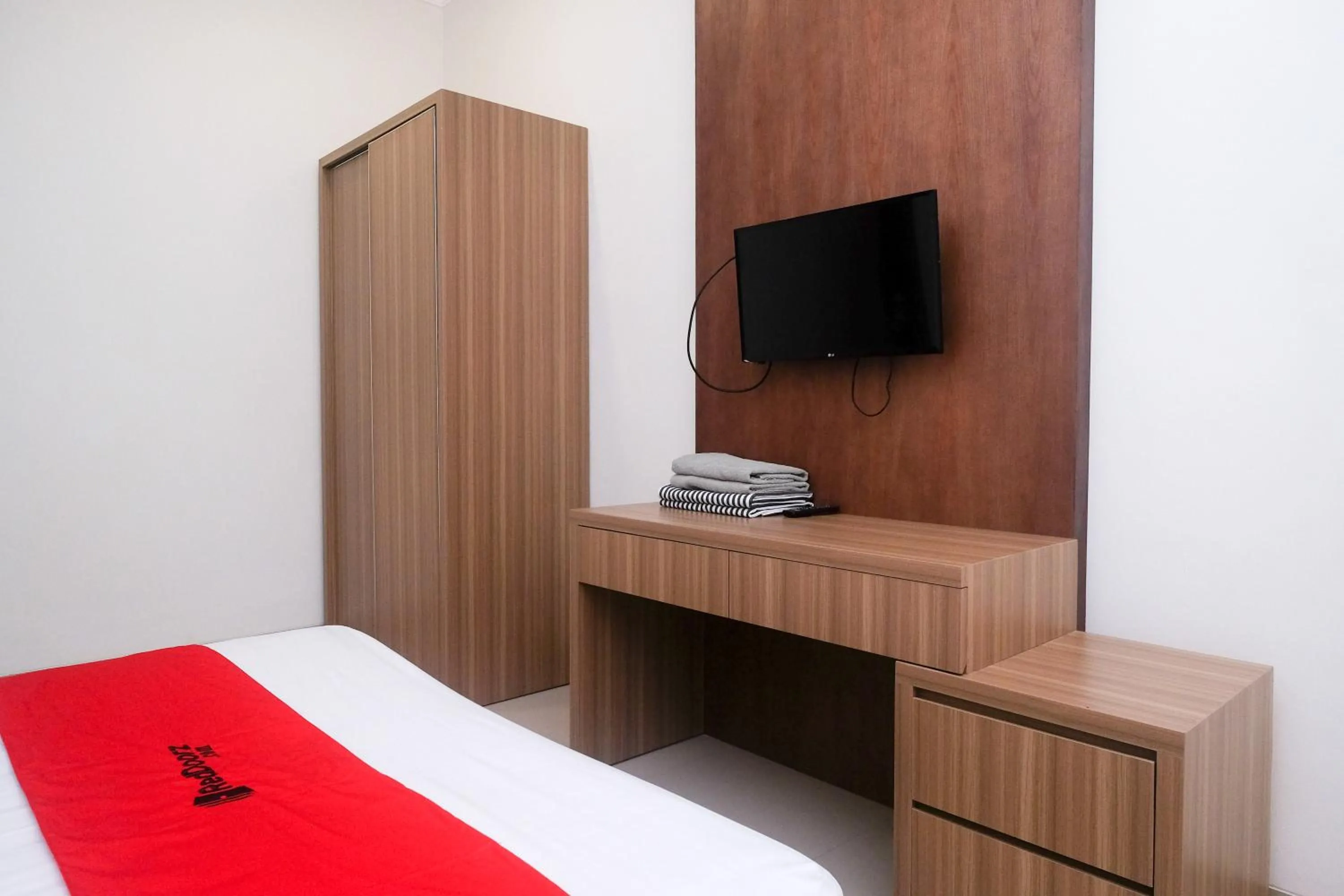 TV and multimedia, Bed in RedDoorz near Stasiun Solo Balapan 3