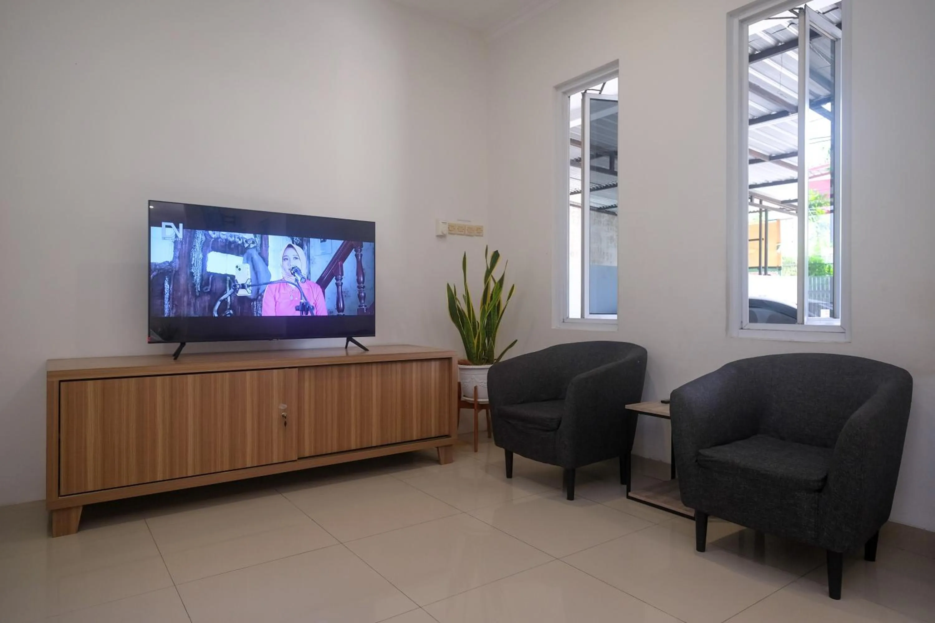 Living room in RedDoorz near Stasiun Solo Balapan 3