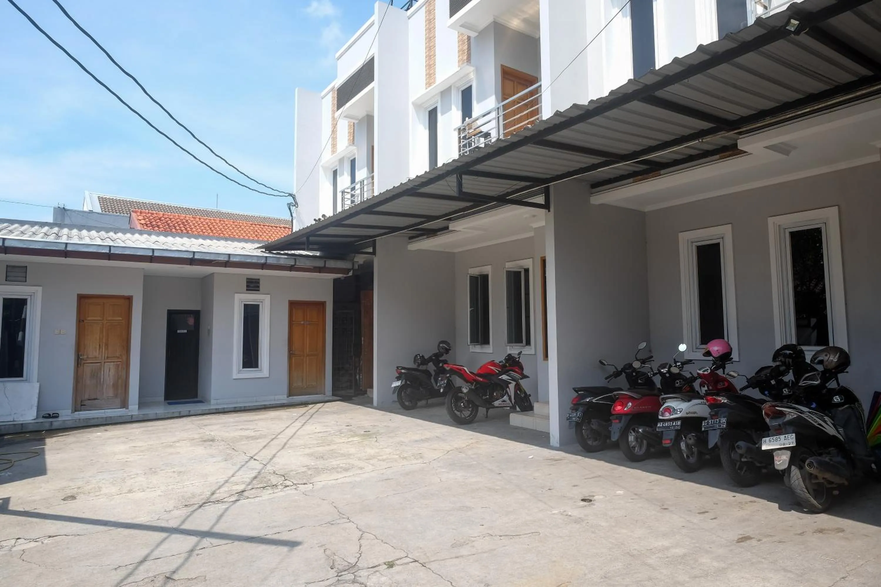 Property building in RedDoorz near Stasiun Solo Balapan 3