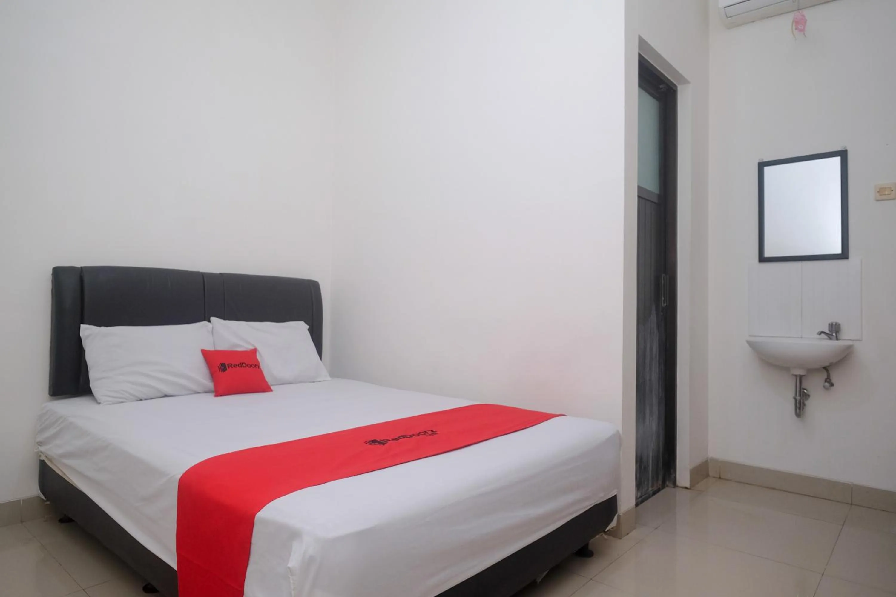 Bedroom, Bed in RedDoorz near Stasiun Solo Balapan 3