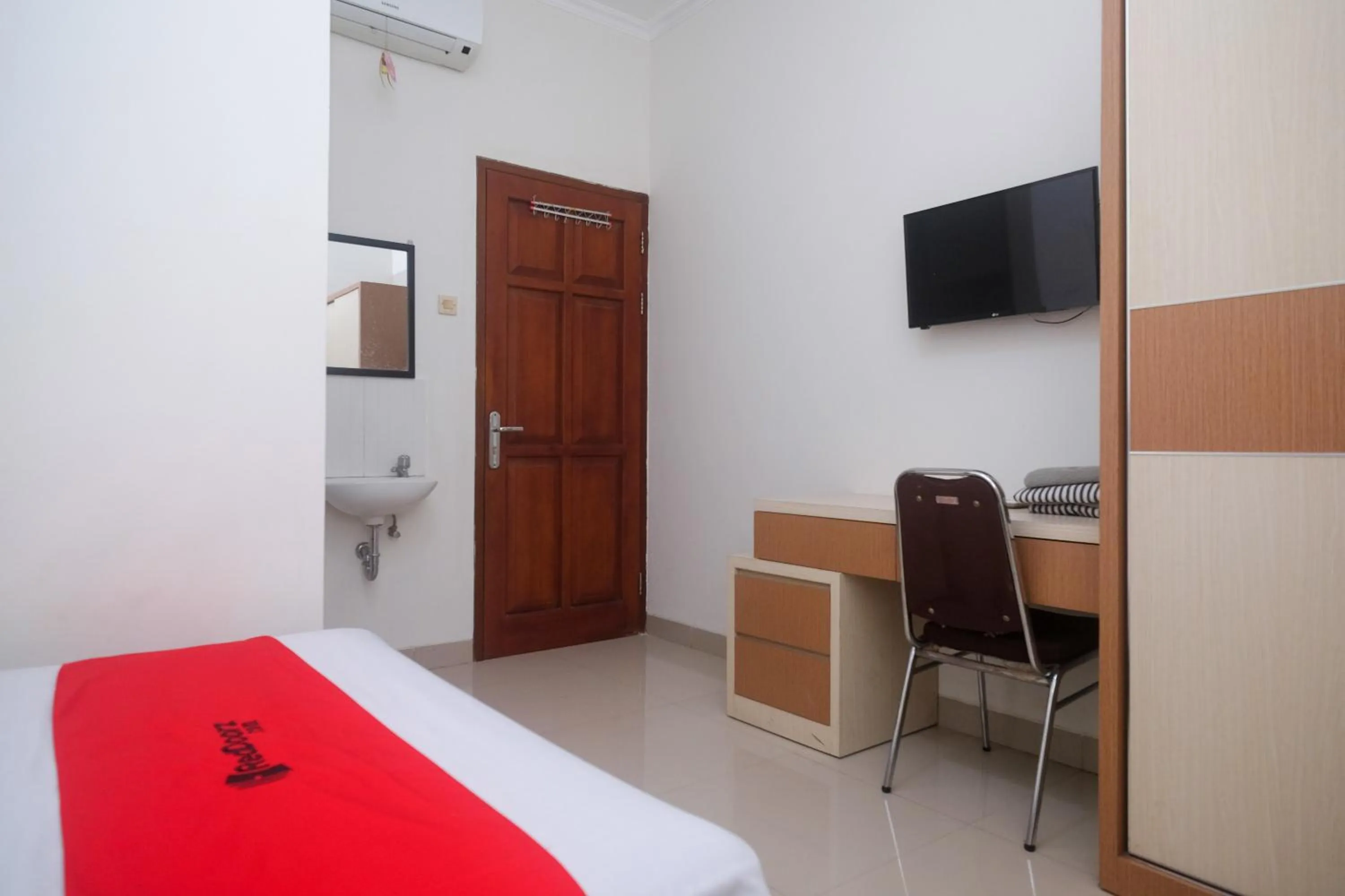 Bedroom, Bed in RedDoorz near Stasiun Solo Balapan 3