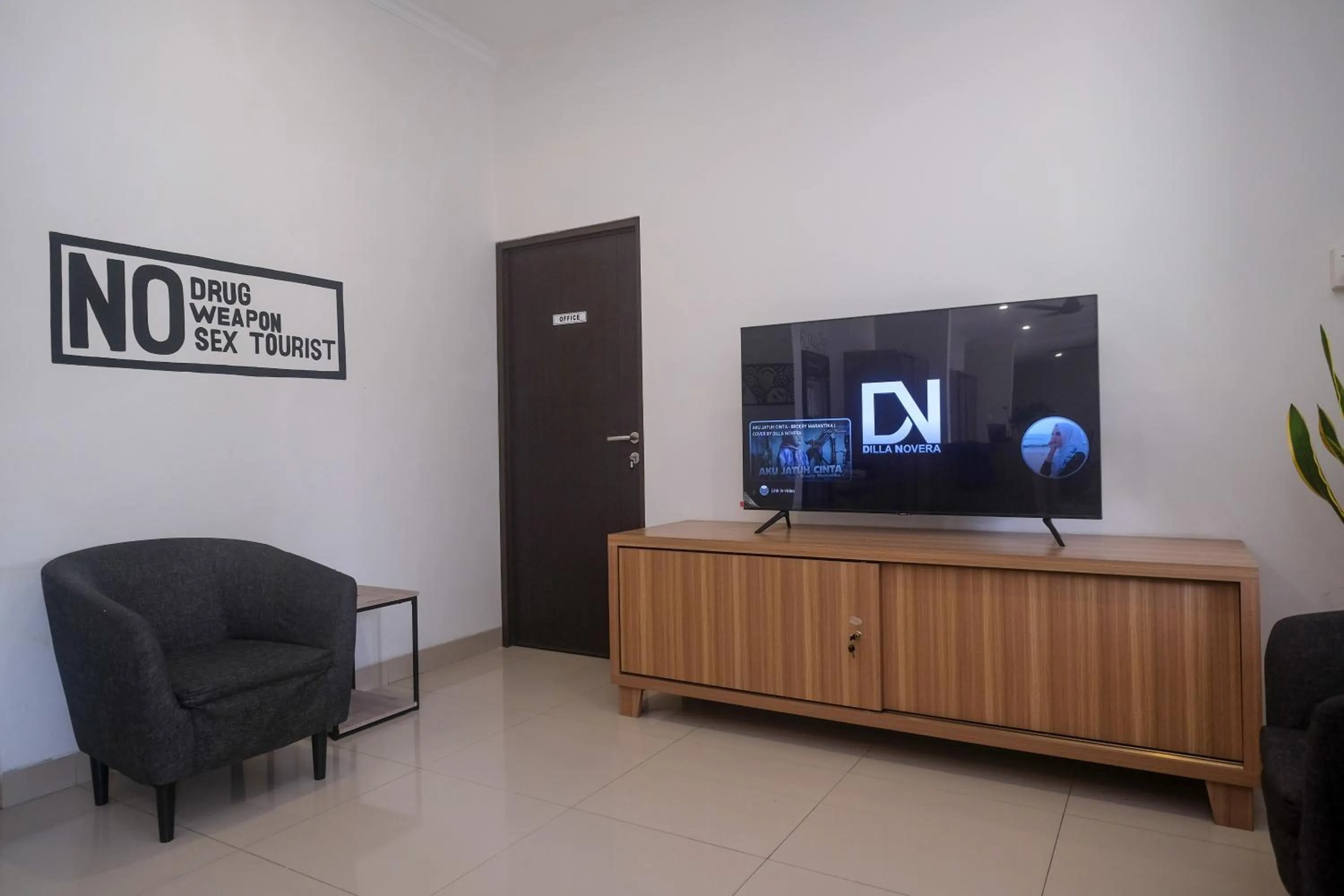 TV and multimedia in RedDoorz near Stasiun Solo Balapan 3