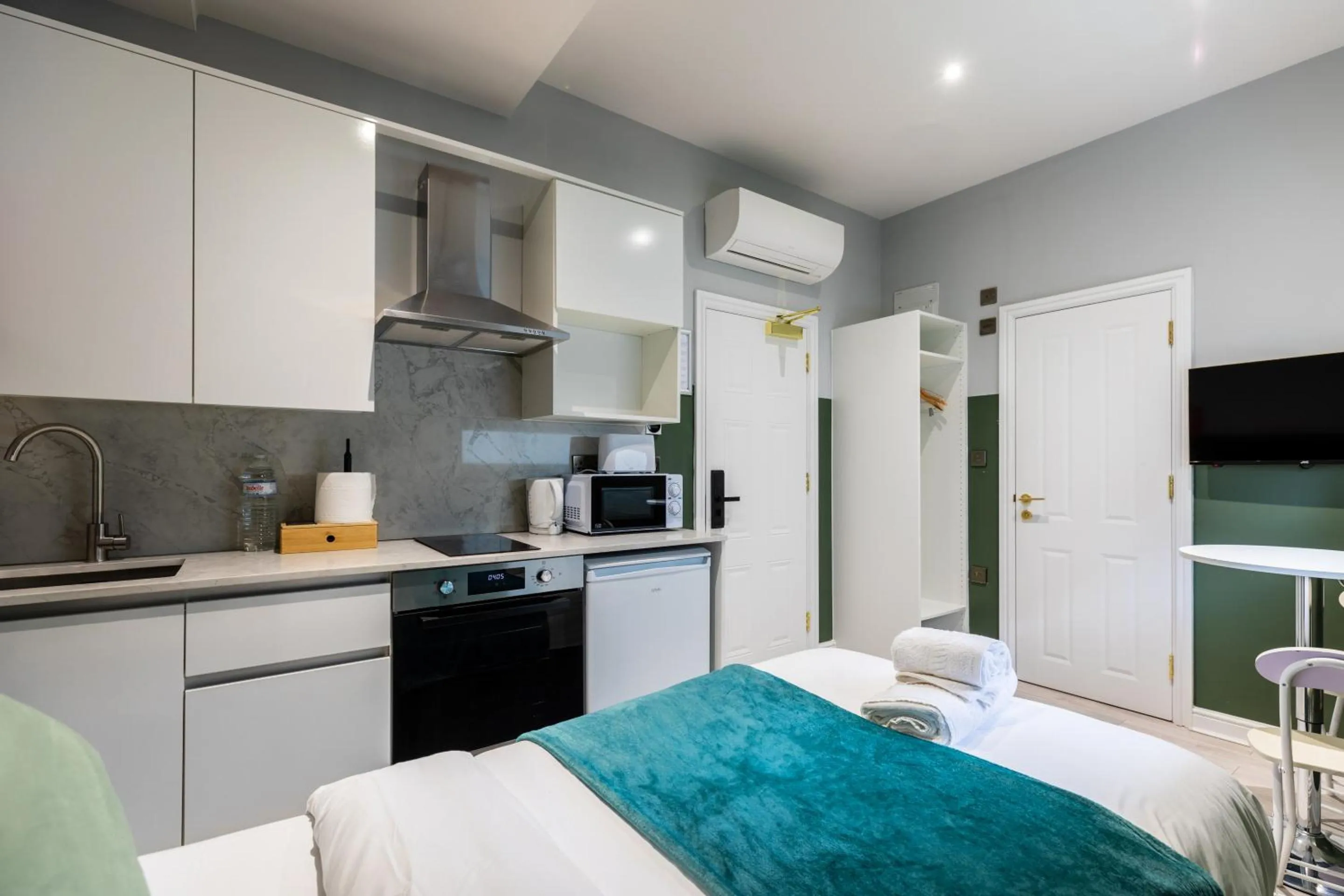 Kitchen or kitchenette, Bed in The Chapter Hotels - Finsbury Park