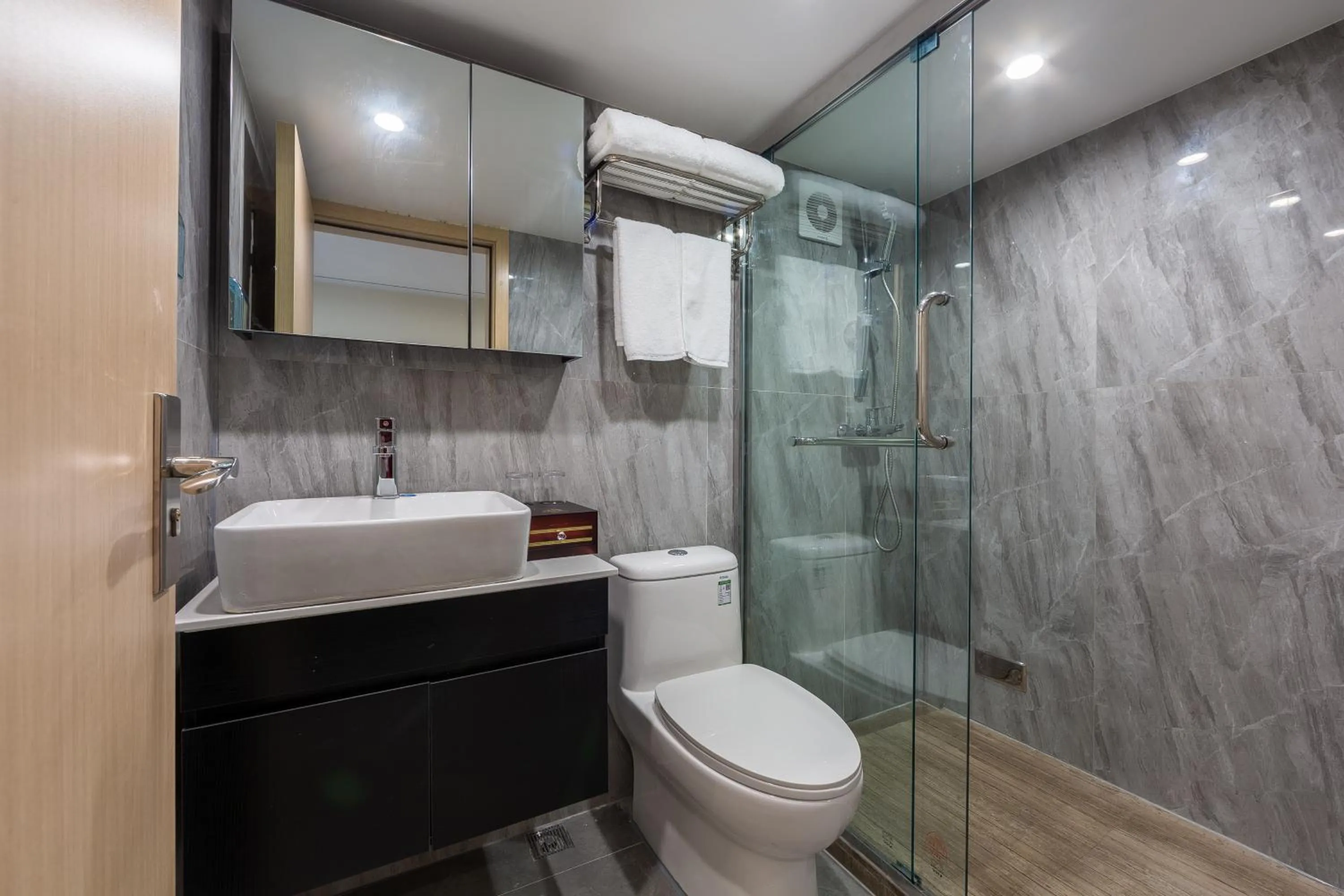 Toilet in Serveyou International Apartment - Free Airport Pickup Service & Free Canton Fair Shuttle Bus