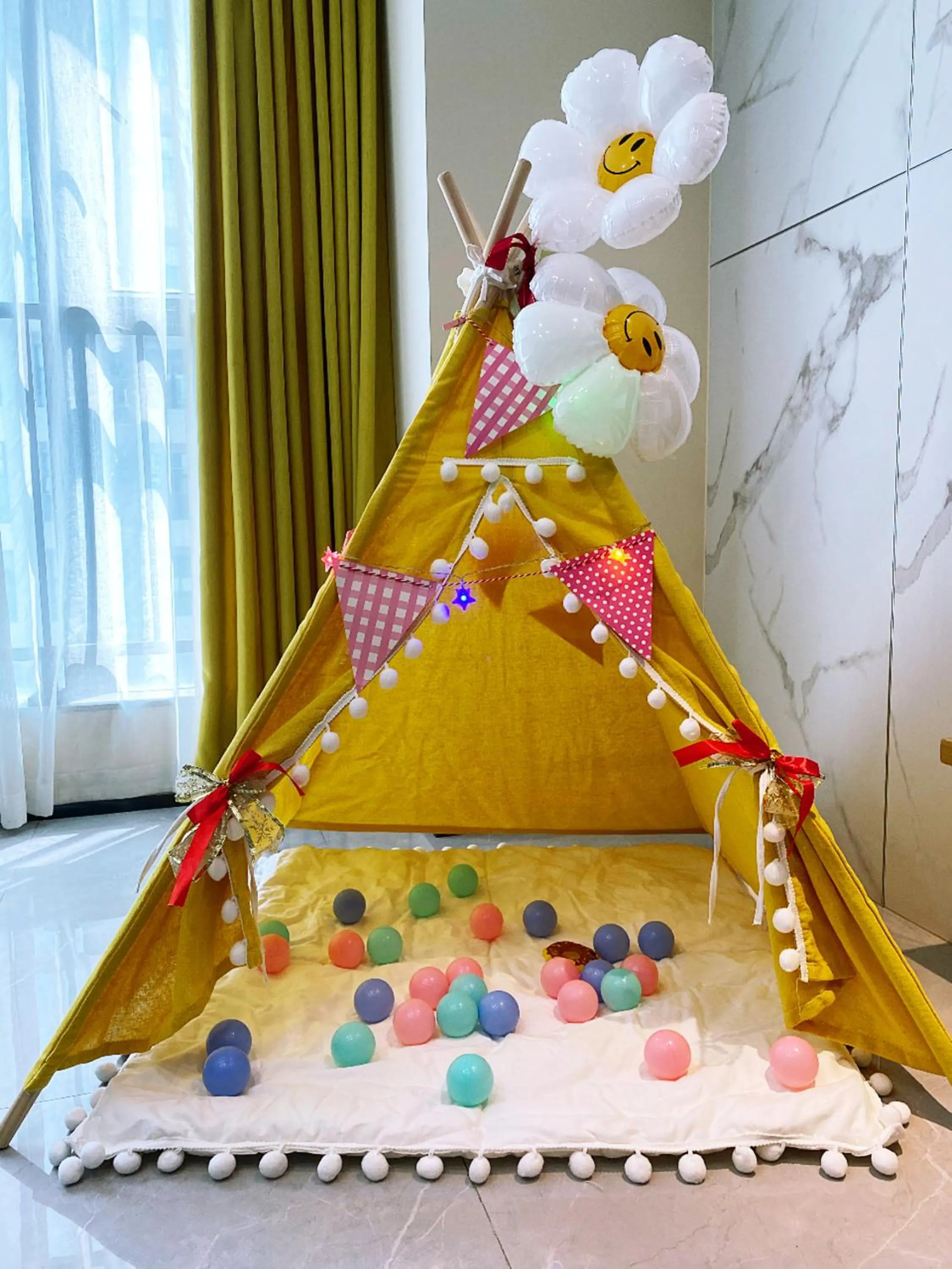 Decorative detail in Serveyou International Apartment - Free Airport Pickup Service & Free Canton Fair Shuttle Bus