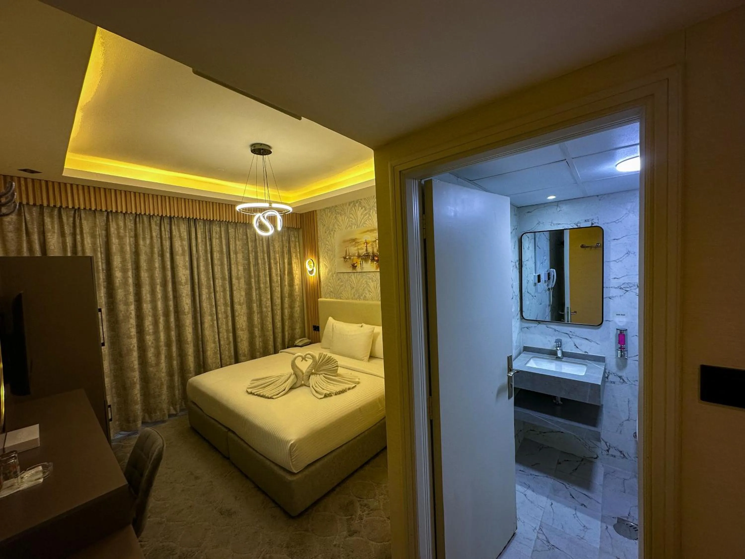 Bathroom, Bed in GOLD SKY AVENUE HOTEL