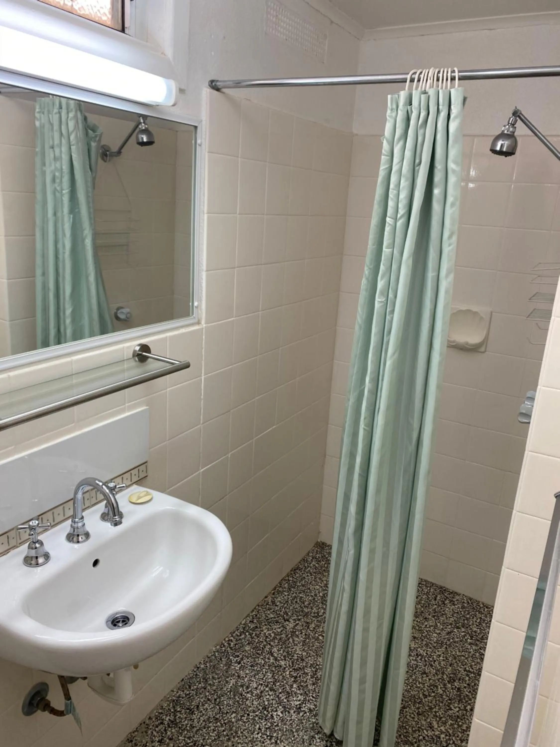 Bathroom in Paddle Steamer Motel