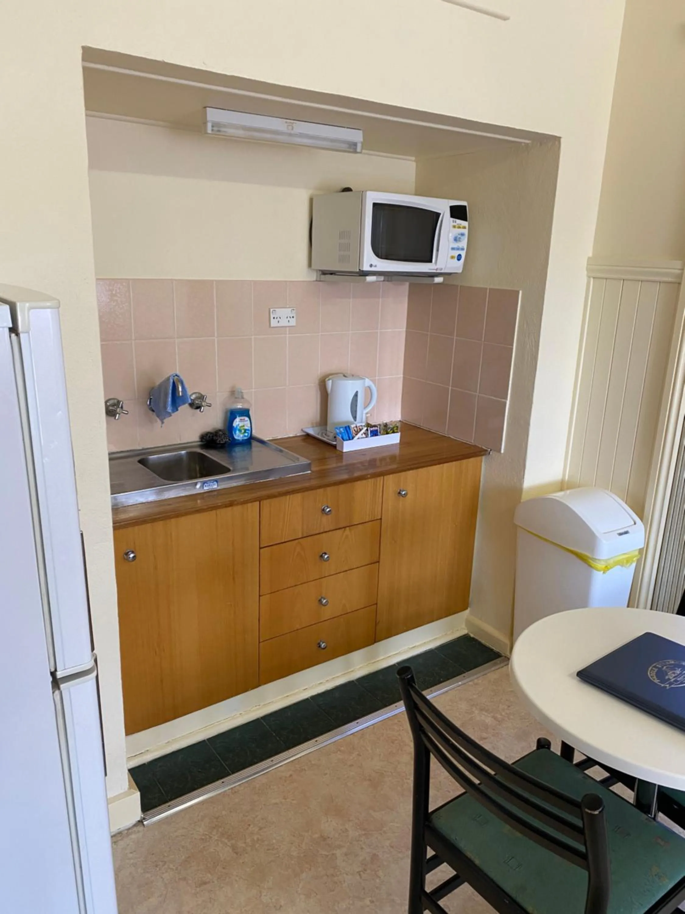Kitchen or kitchenette in Paddle Steamer Motel