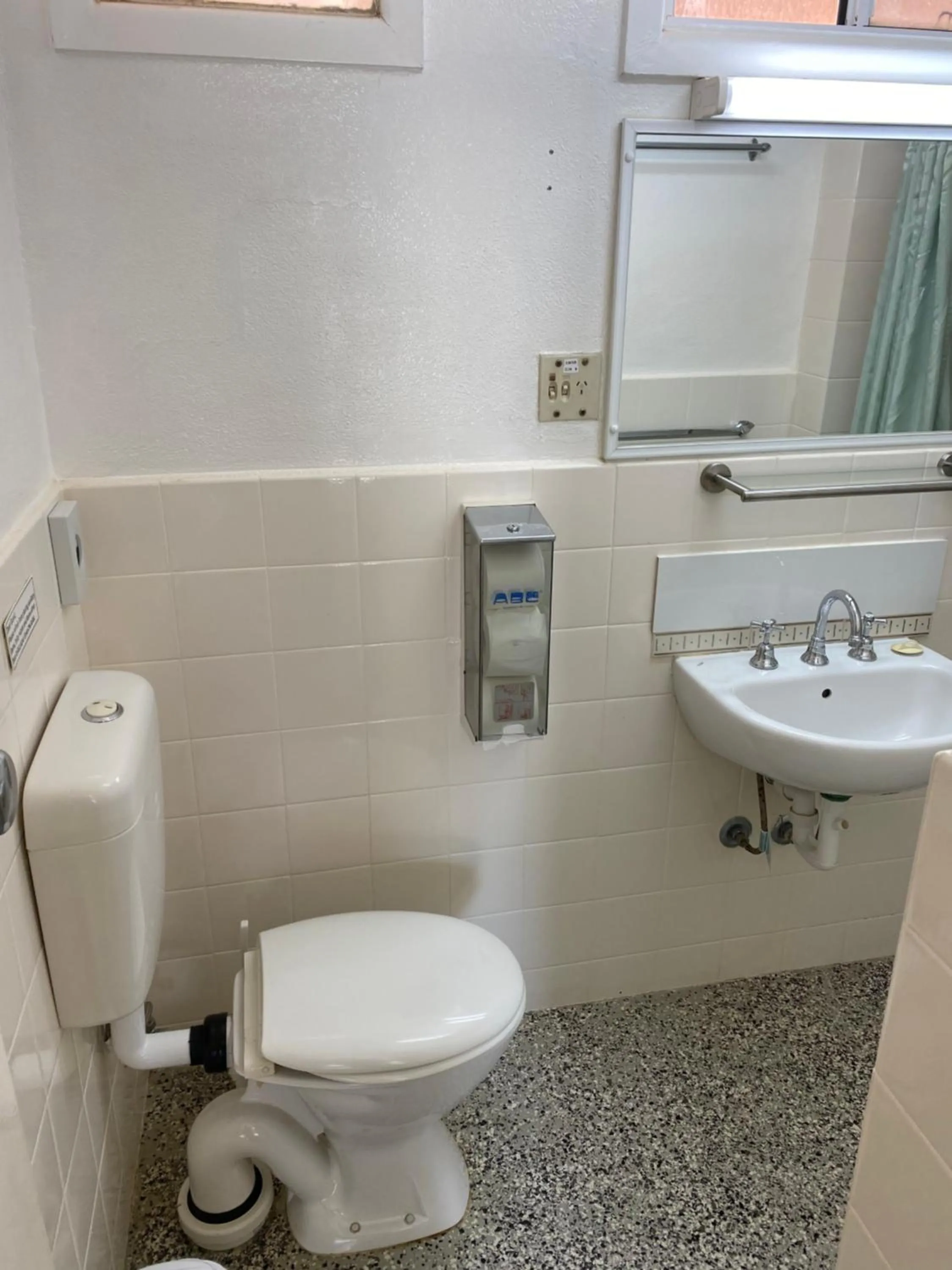 Bathroom in Paddle Steamer Motel