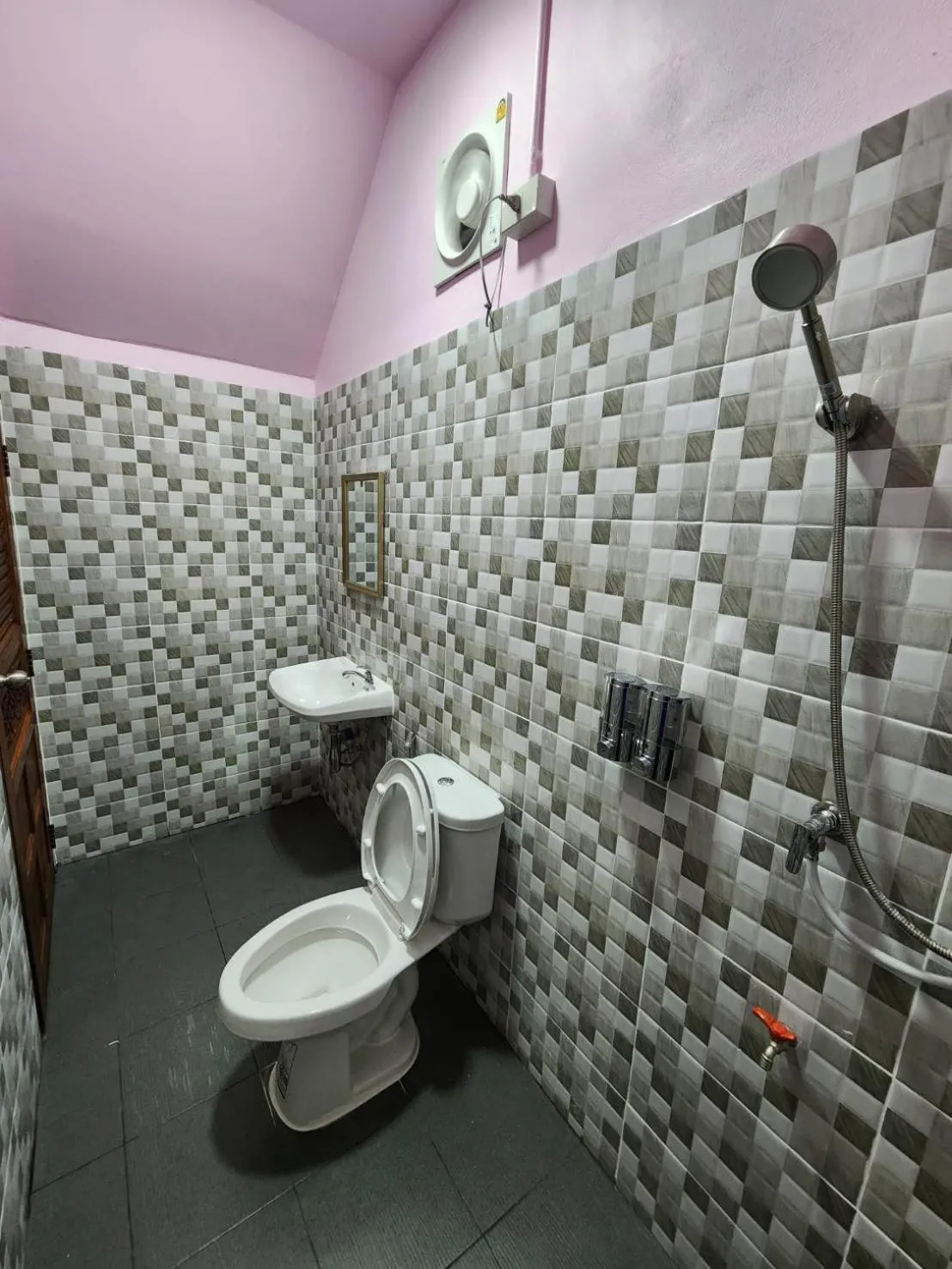 Bathroom in Bunrapee House