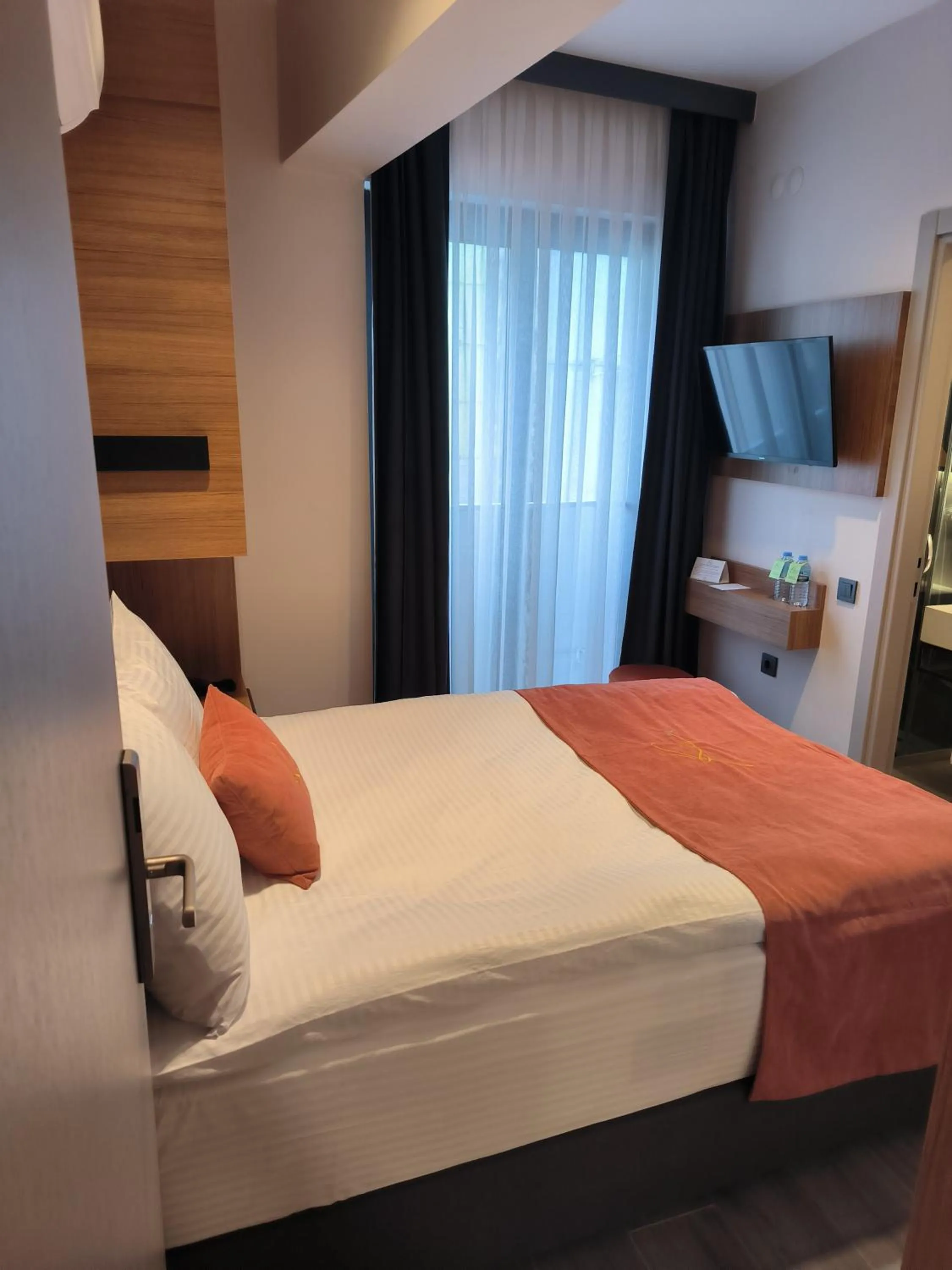 Coffee/tea facilities, Bed in ROİ HOTEL İZMiR