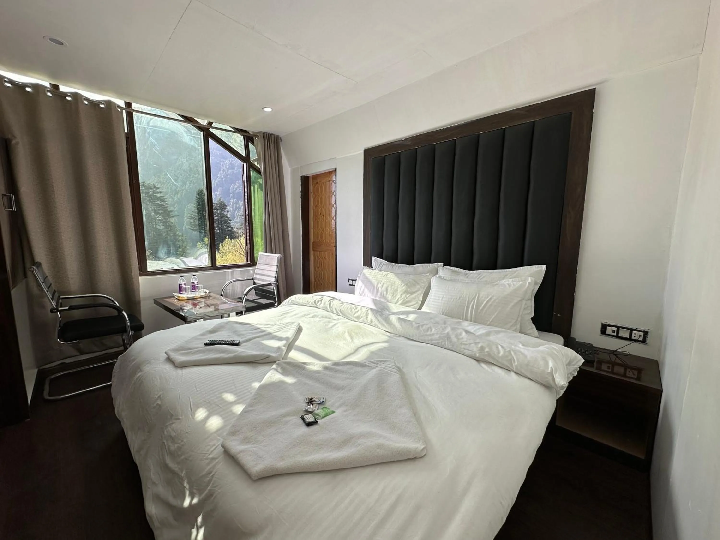 Bedroom, Bed in Hotel Hills Heaven