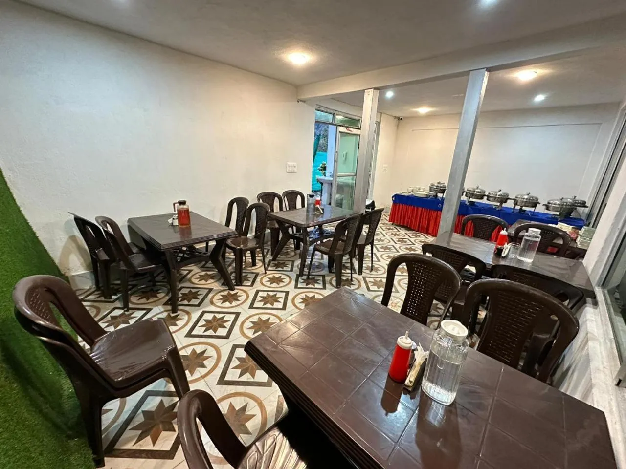 Restaurant/places to eat in Hotel Hills Heaven