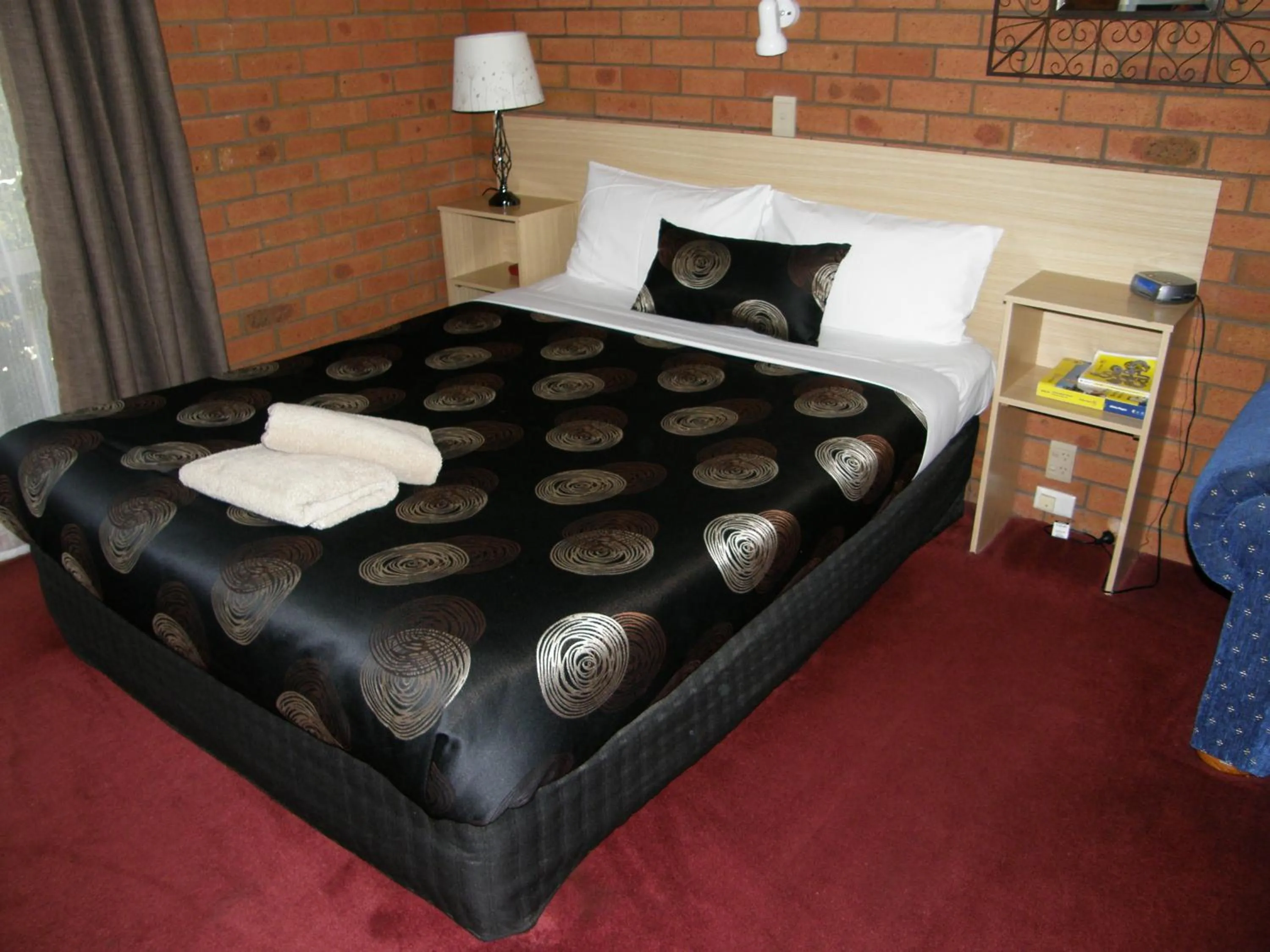 Bed in Shannon Motor Inn