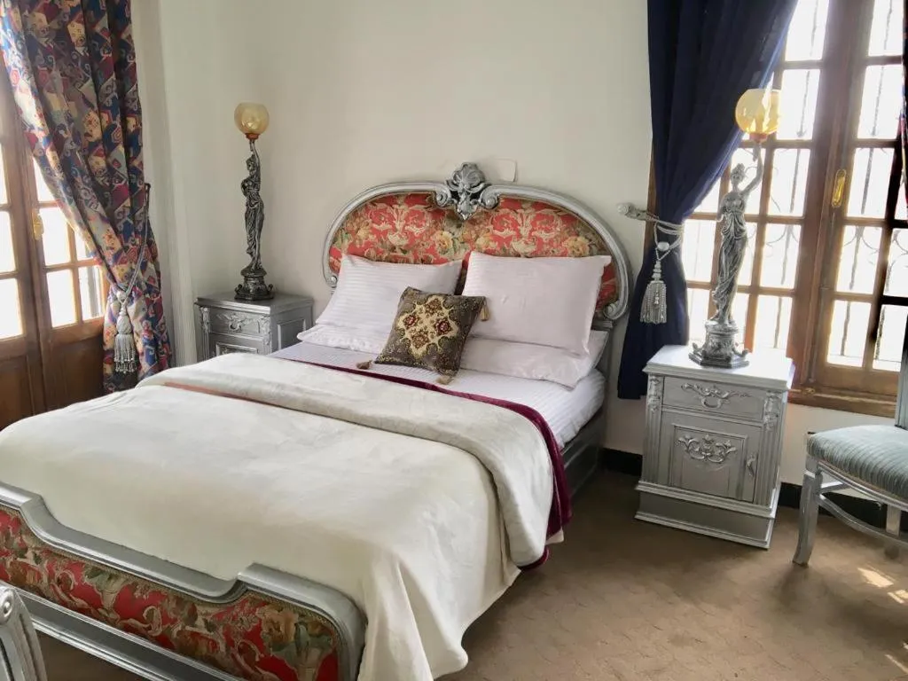 Bed in One bedroom apartment city views local to Airport