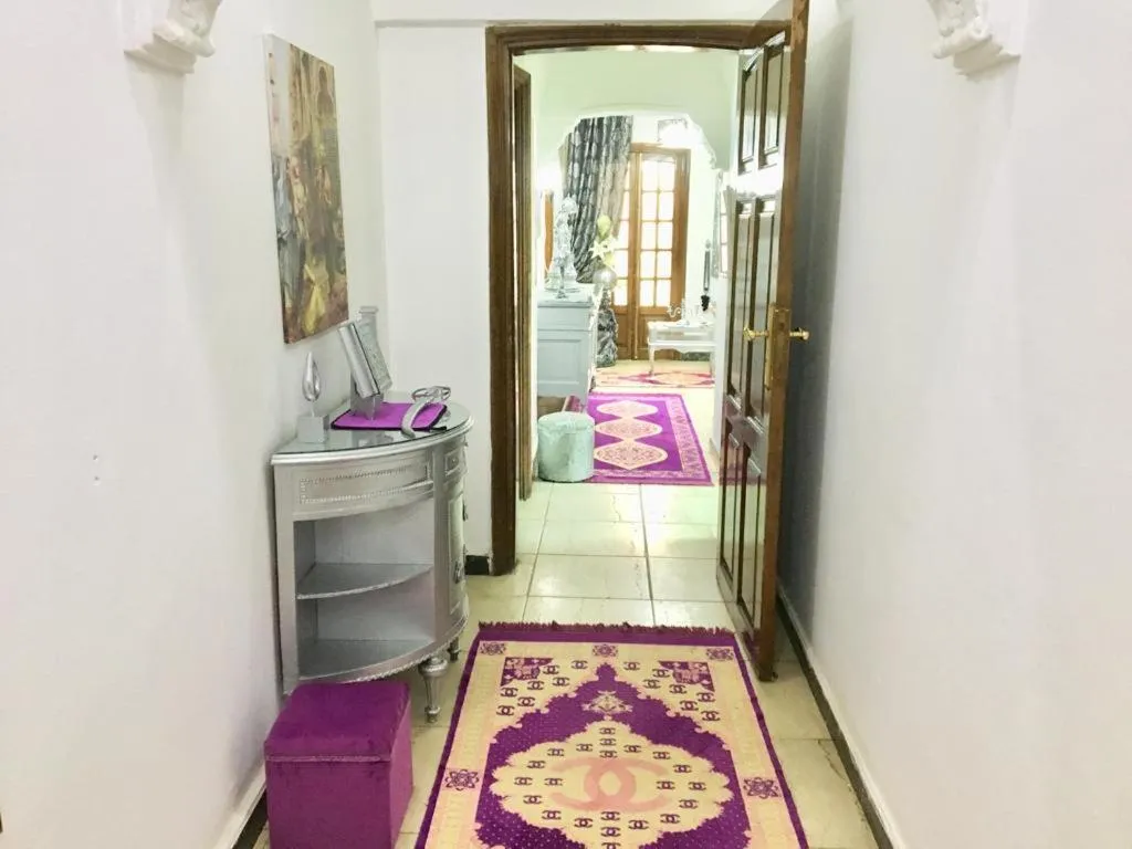 One bedroom apartment city views local to Airport