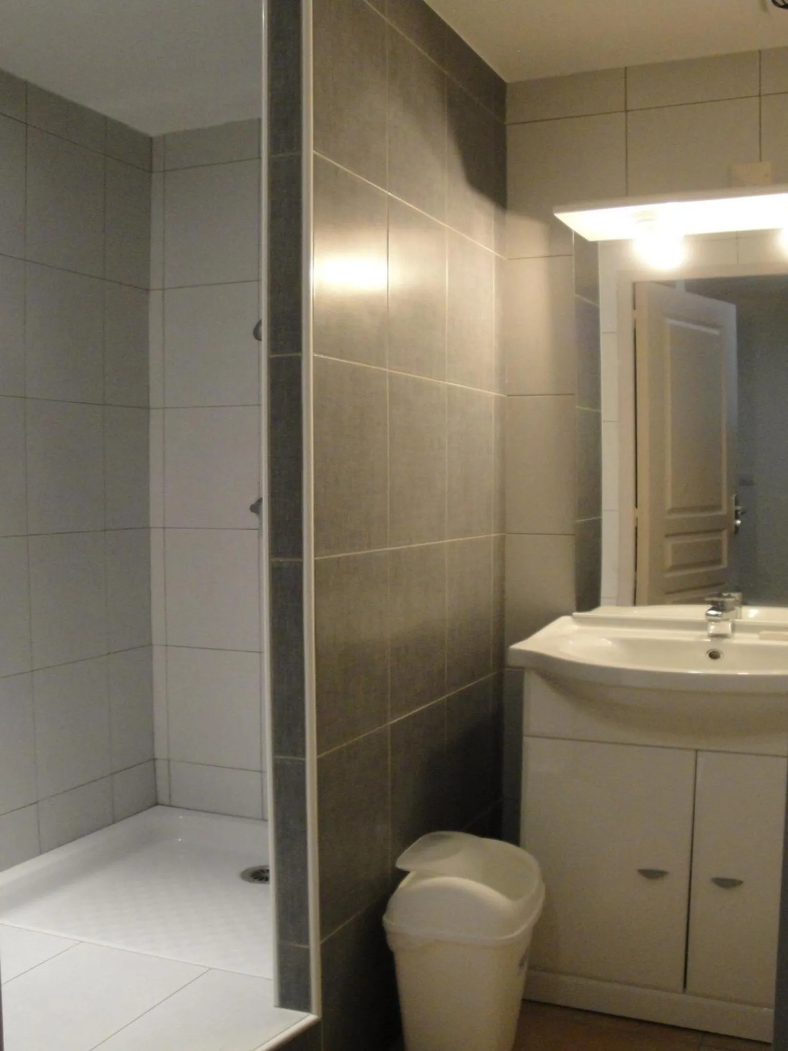 Shower in L'Hôtel du Méditerranée