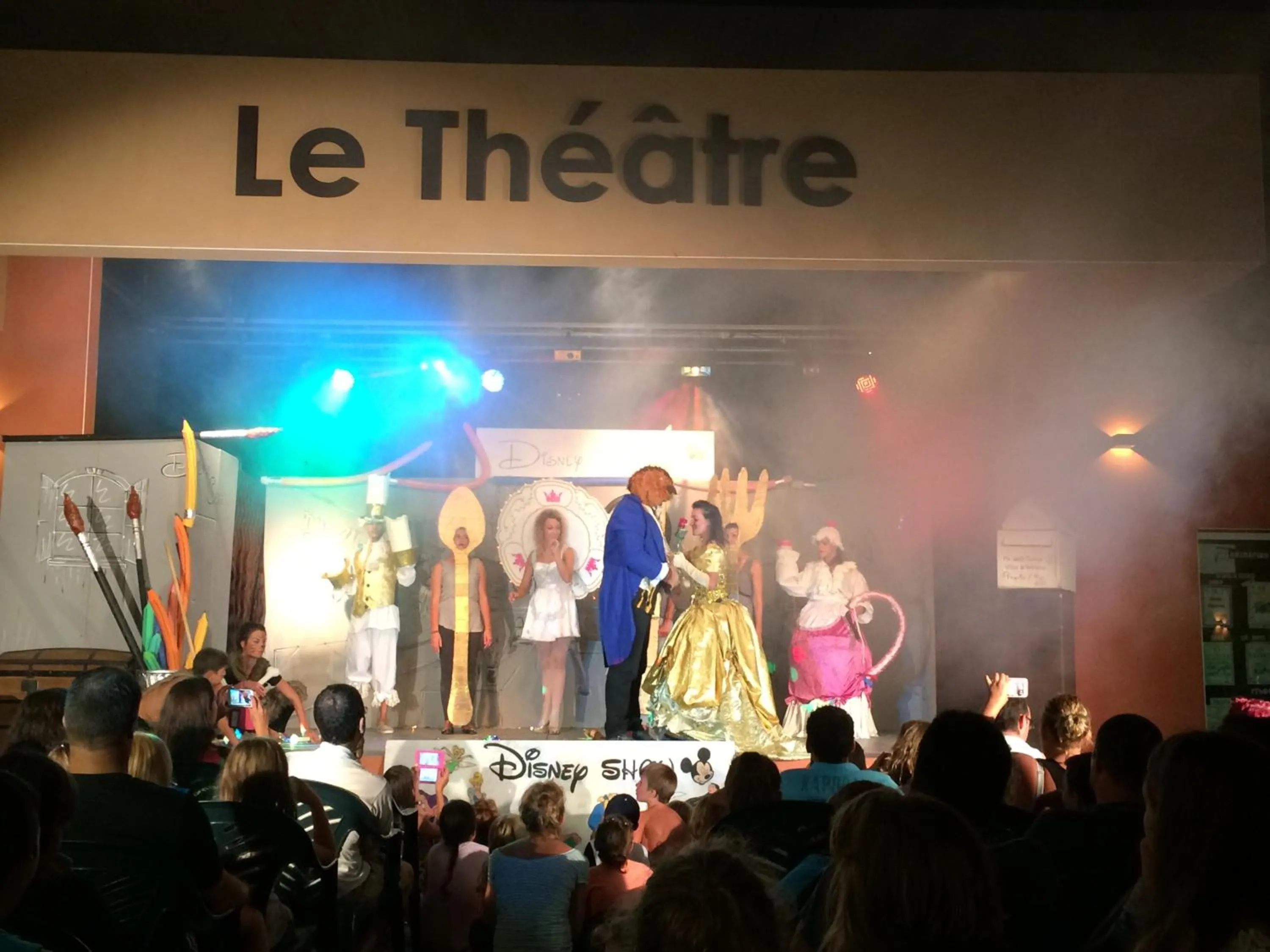 Evening entertainment in L'Hôtel du Méditerranée