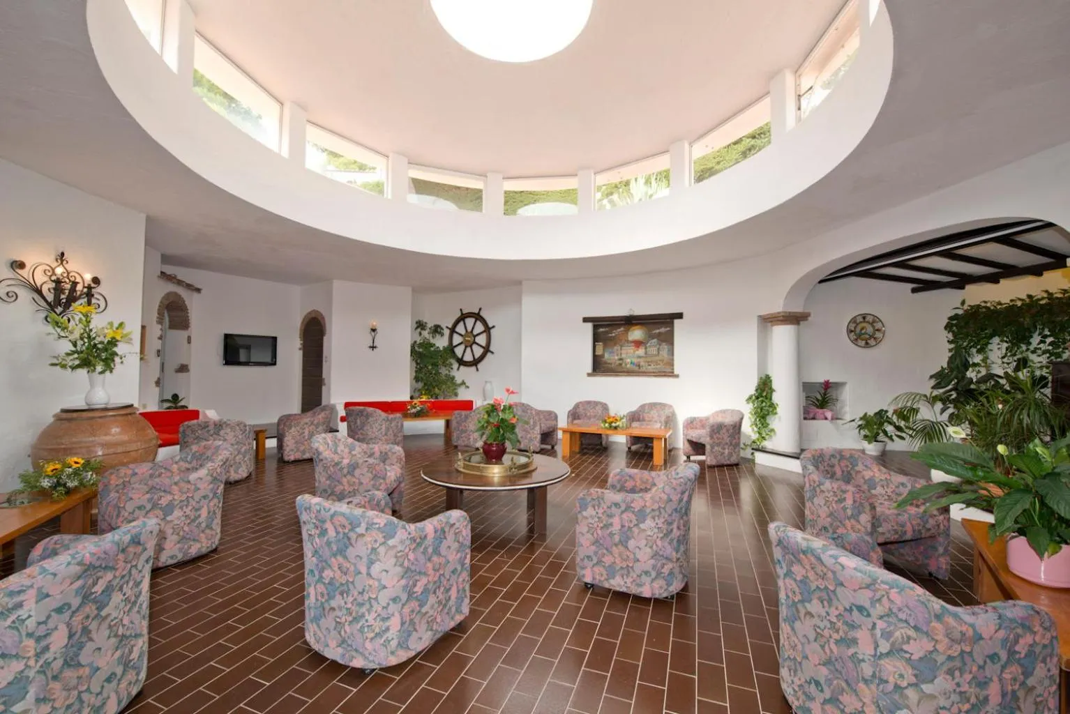 Communal lounge/ TV room in Hotel Cala di Mola