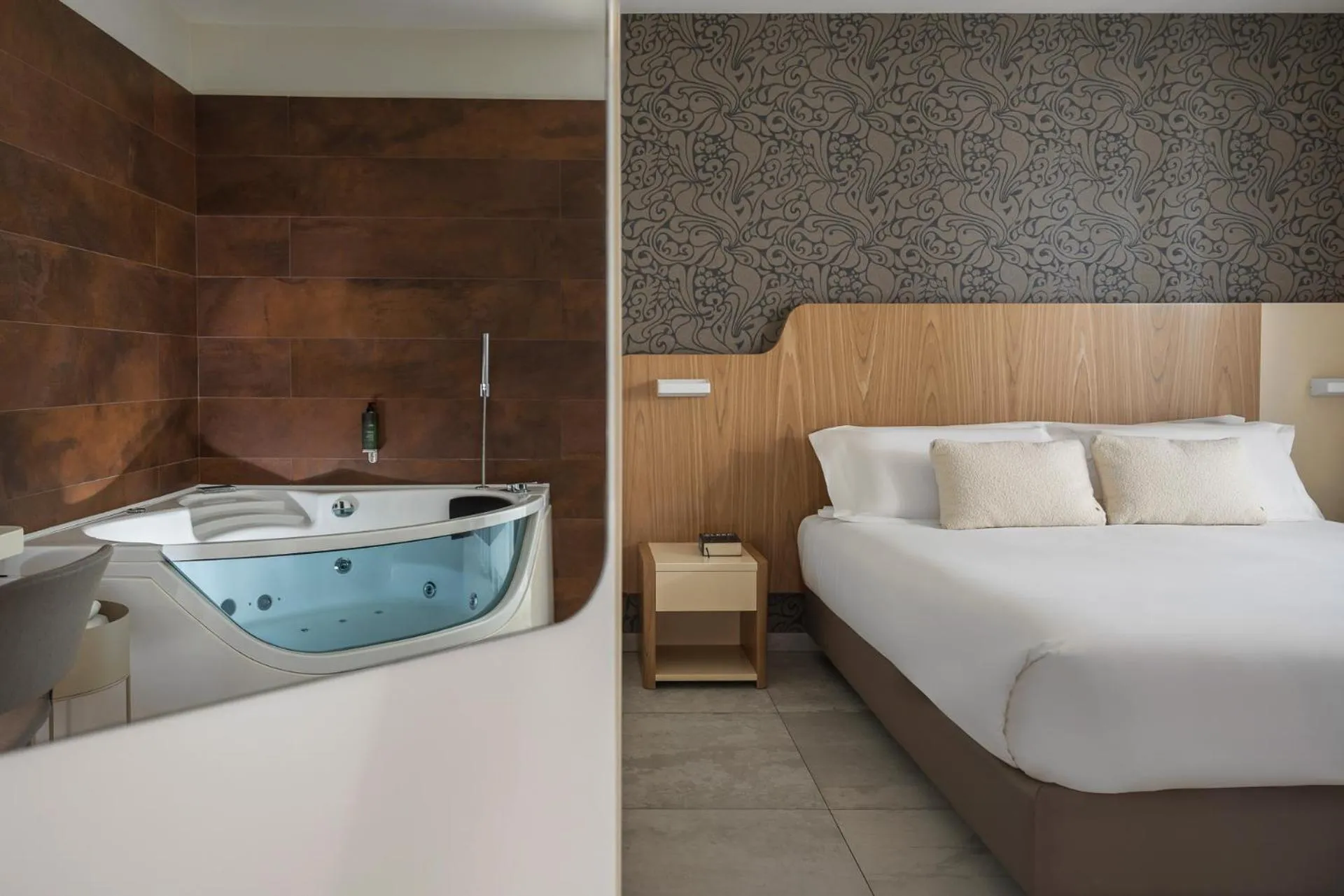 Hot Tub, Bed in Hotel Aria