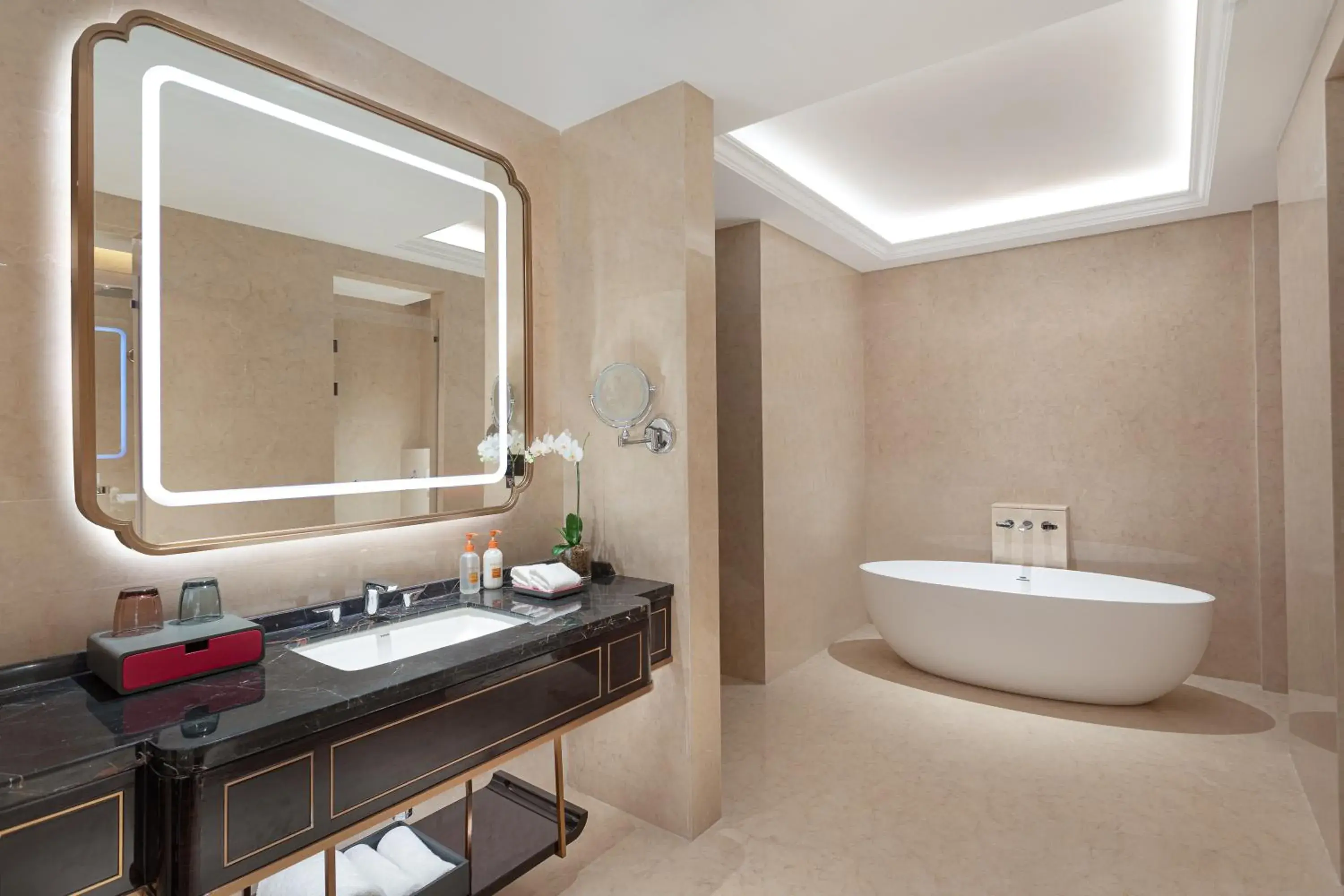 Bathroom in Crowne Plaza Chengdu Tianfu New Area by IHG Bathroom in Crowne Plaza Chengdu Tianfu New Area by IHG